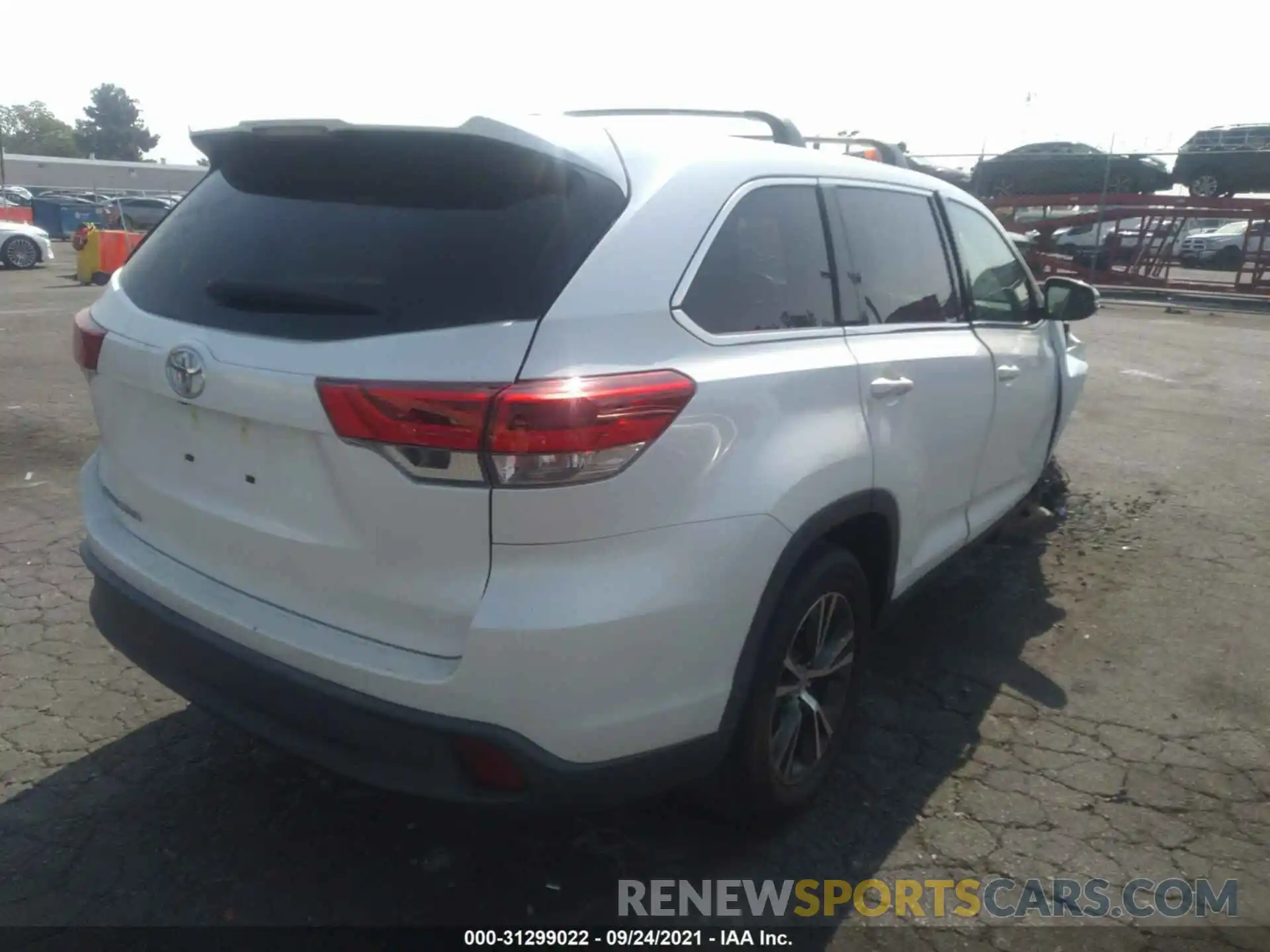 4 Photograph of a damaged car 5TDZARFH2KS043423 TOYOTA HIGHLANDER 2019