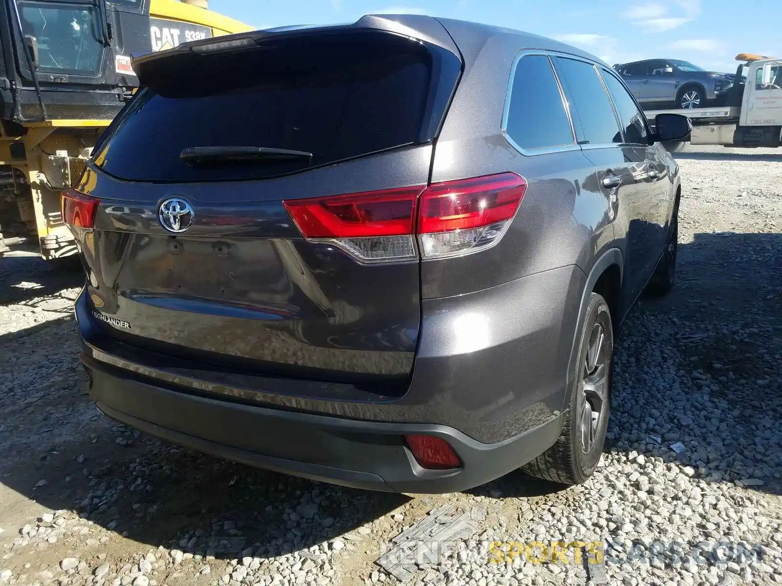 4 Photograph of a damaged car 5TDZARFH2KS044202 TOYOTA HIGHLANDER 2019