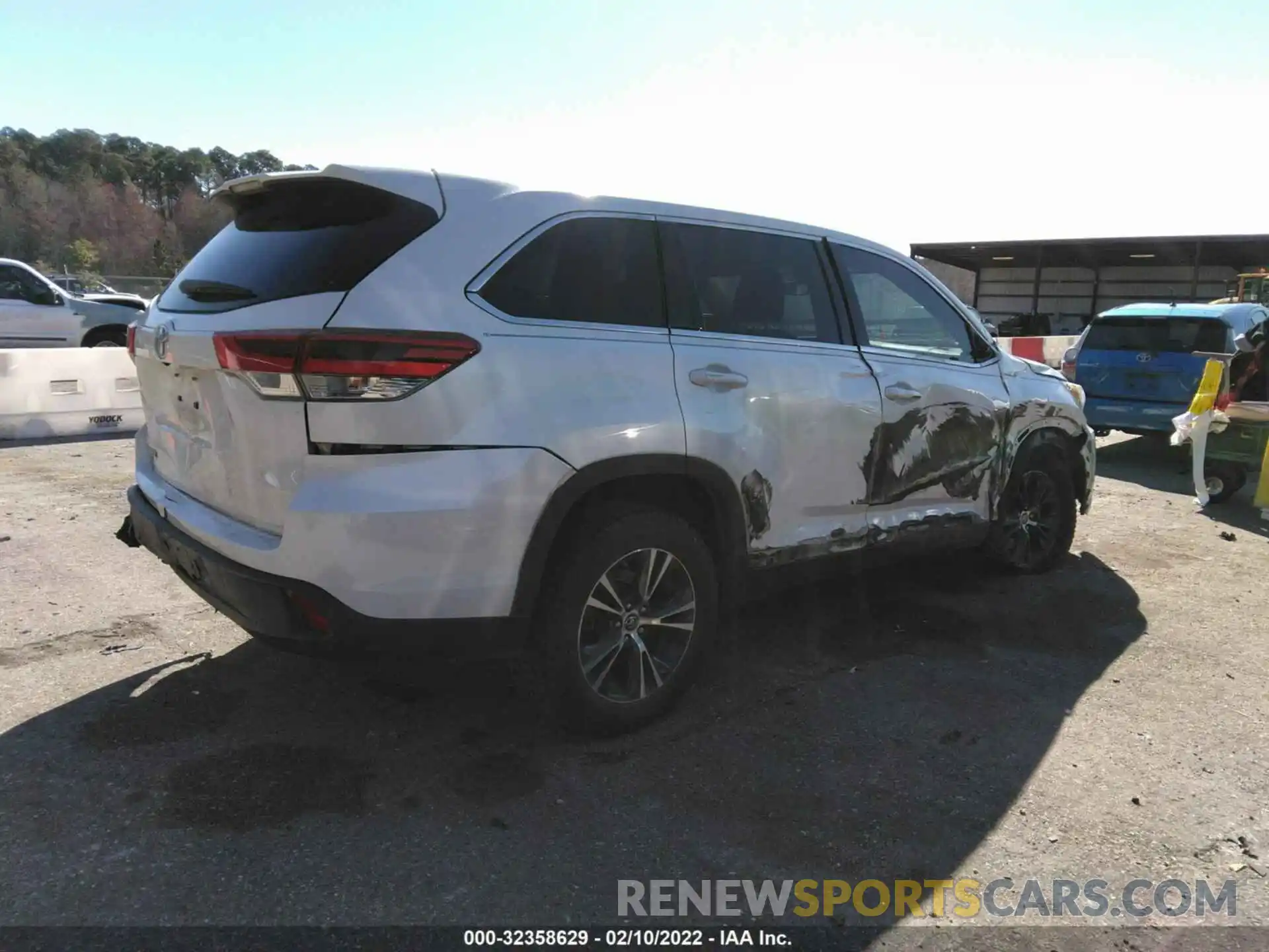 4 Photograph of a damaged car 5TDZARFH2KS045527 TOYOTA HIGHLANDER 2019