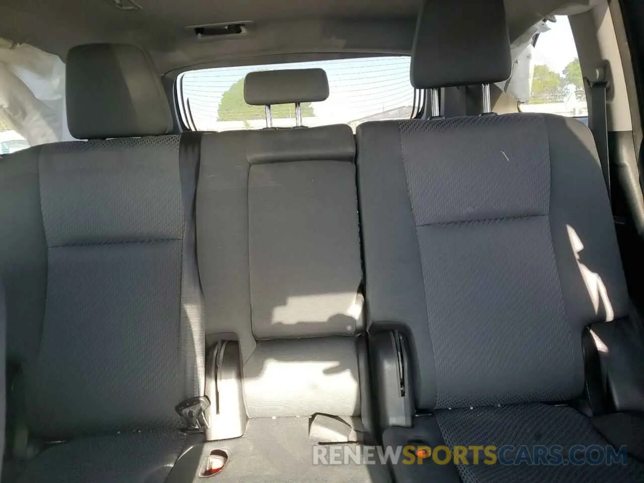 10 Photograph of a damaged car 5TDZARFH2KS048251 TOYOTA HIGHLANDER 2019