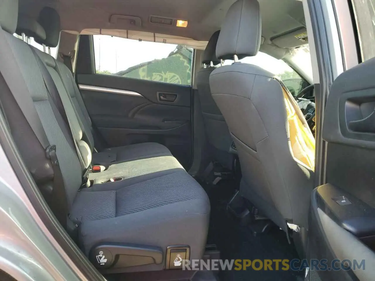 11 Photograph of a damaged car 5TDZARFH2KS048251 TOYOTA HIGHLANDER 2019