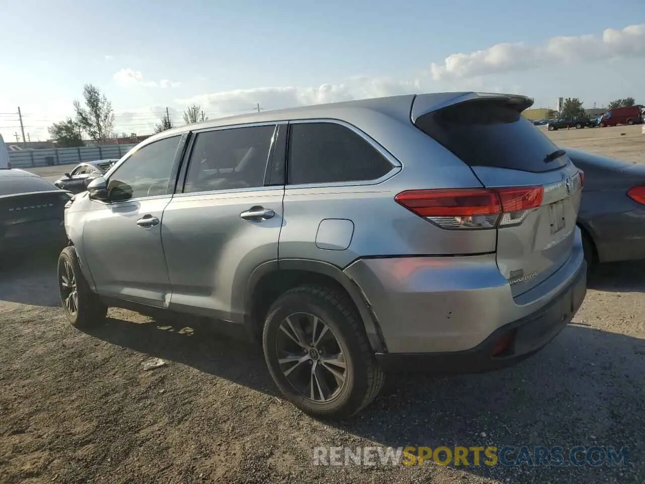 2 Photograph of a damaged car 5TDZARFH2KS048251 TOYOTA HIGHLANDER 2019