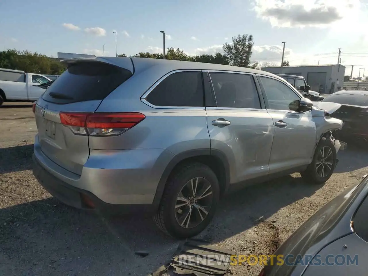 3 Photograph of a damaged car 5TDZARFH2KS048251 TOYOTA HIGHLANDER 2019