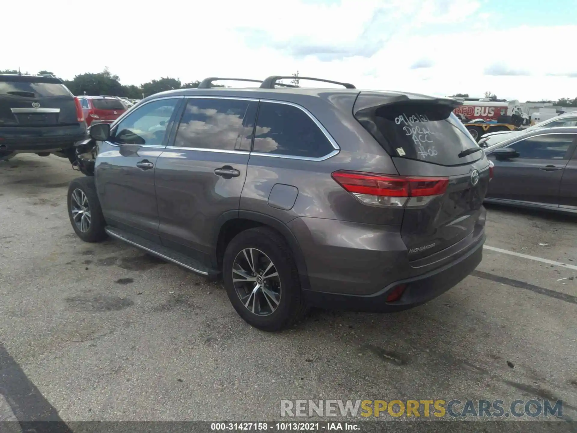 3 Photograph of a damaged car 5TDZARFH2KS048394 TOYOTA HIGHLANDER 2019