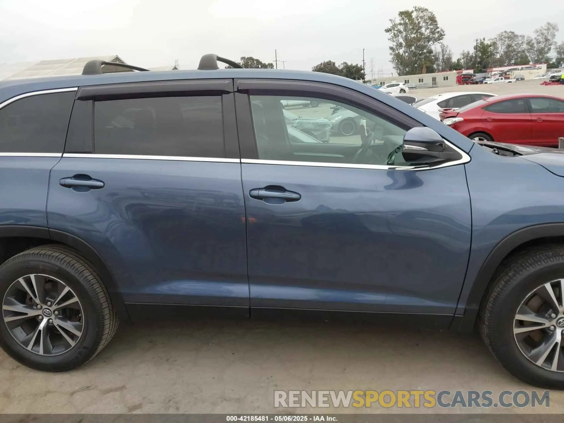 13 Photograph of a damaged car 5TDZARFH2KS051554 TOYOTA HIGHLANDER 2019