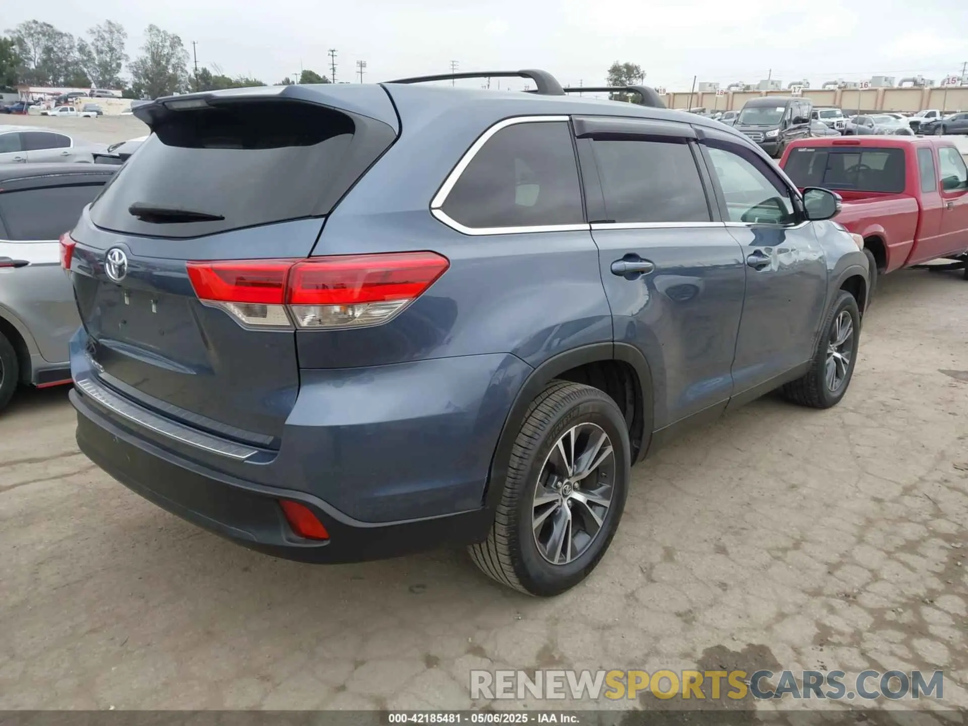 4 Photograph of a damaged car 5TDZARFH2KS051554 TOYOTA HIGHLANDER 2019