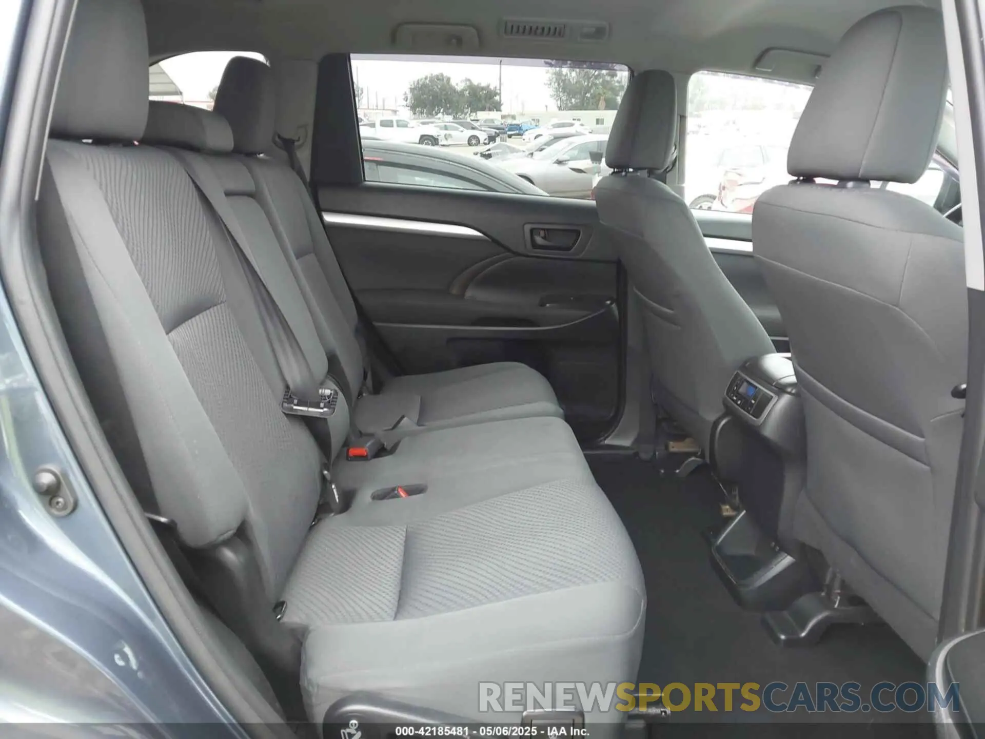 8 Photograph of a damaged car 5TDZARFH2KS051554 TOYOTA HIGHLANDER 2019