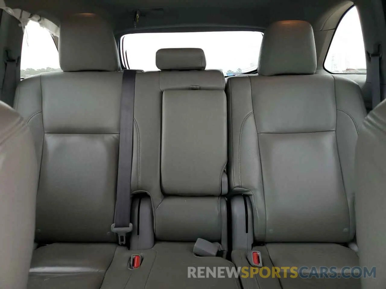 10 Photograph of a damaged car 5TDZARFH2KS052171 TOYOTA HIGHLANDER 2019