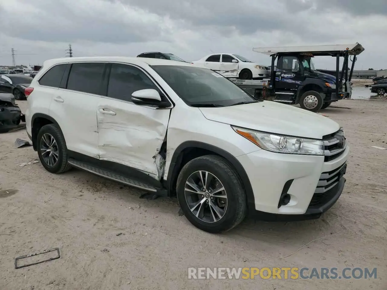 4 Photograph of a damaged car 5TDZARFH2KS052171 TOYOTA HIGHLANDER 2019