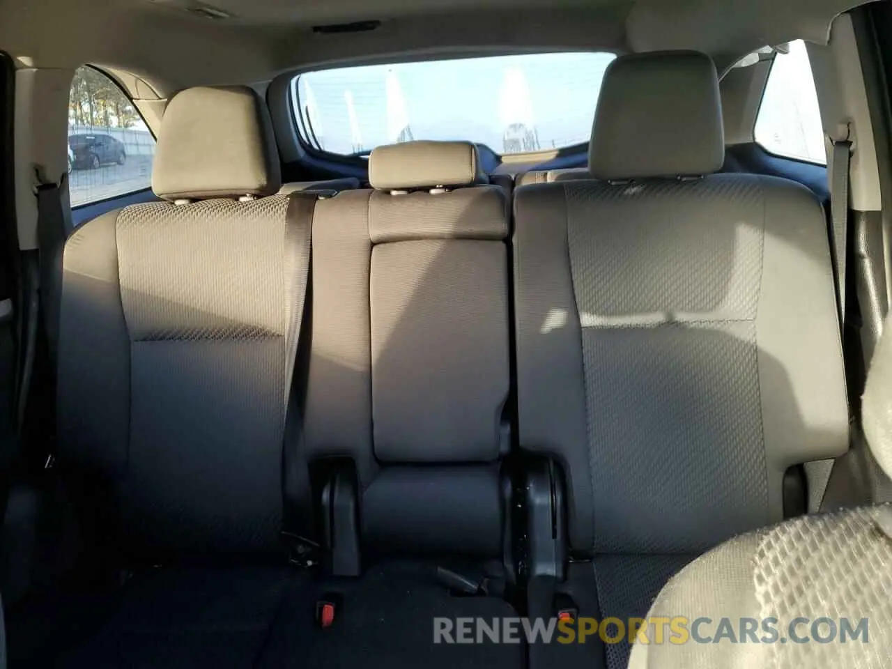 10 Photograph of a damaged car 5TDZARFH2KS052753 TOYOTA HIGHLANDER 2019