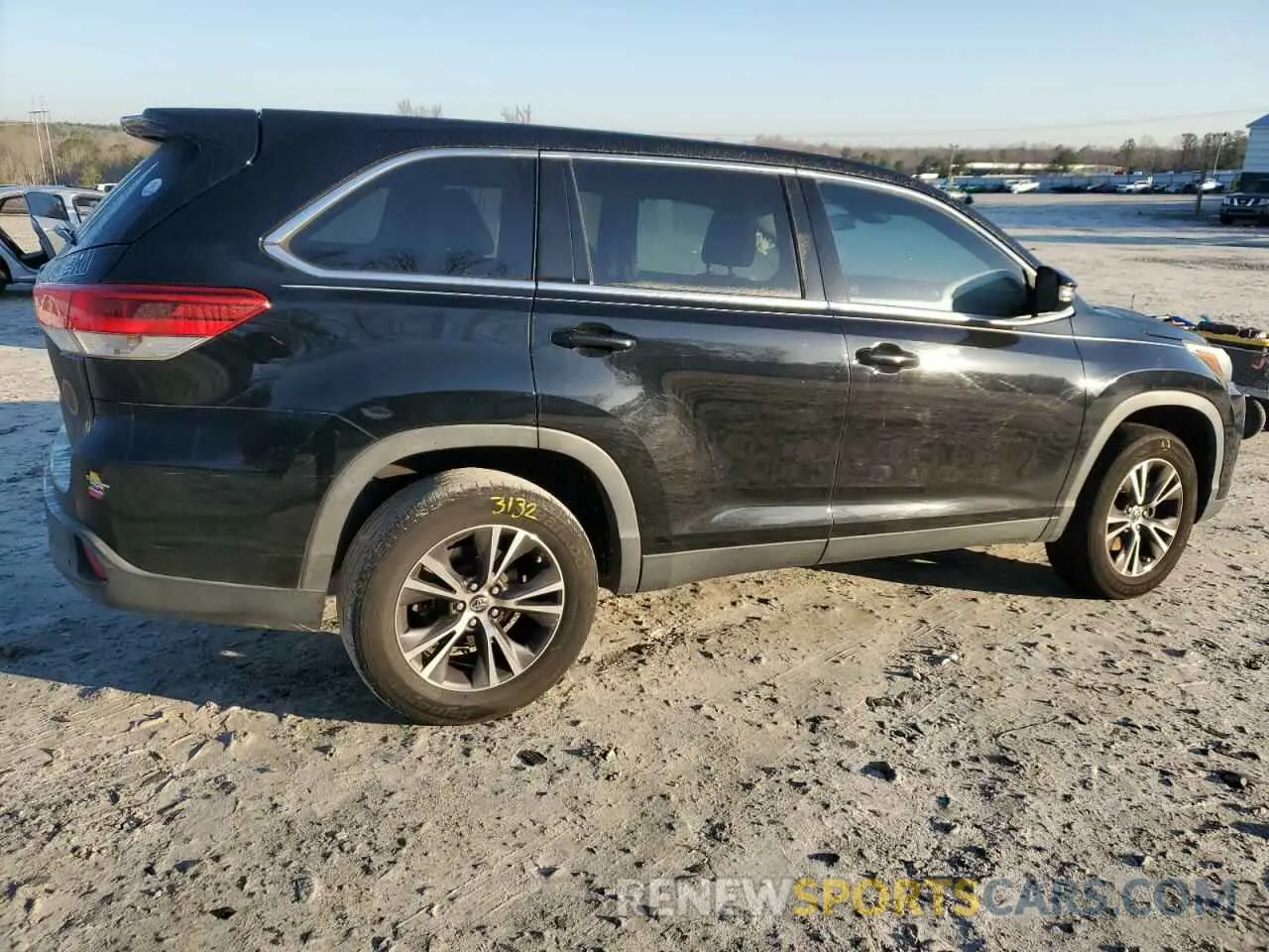 3 Photograph of a damaged car 5TDZARFH2KS052753 TOYOTA HIGHLANDER 2019
