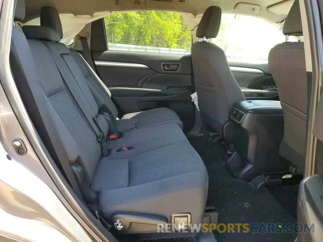 11 Photograph of a damaged car 5TDZARFH2KS054227 TOYOTA HIGHLANDER 2019