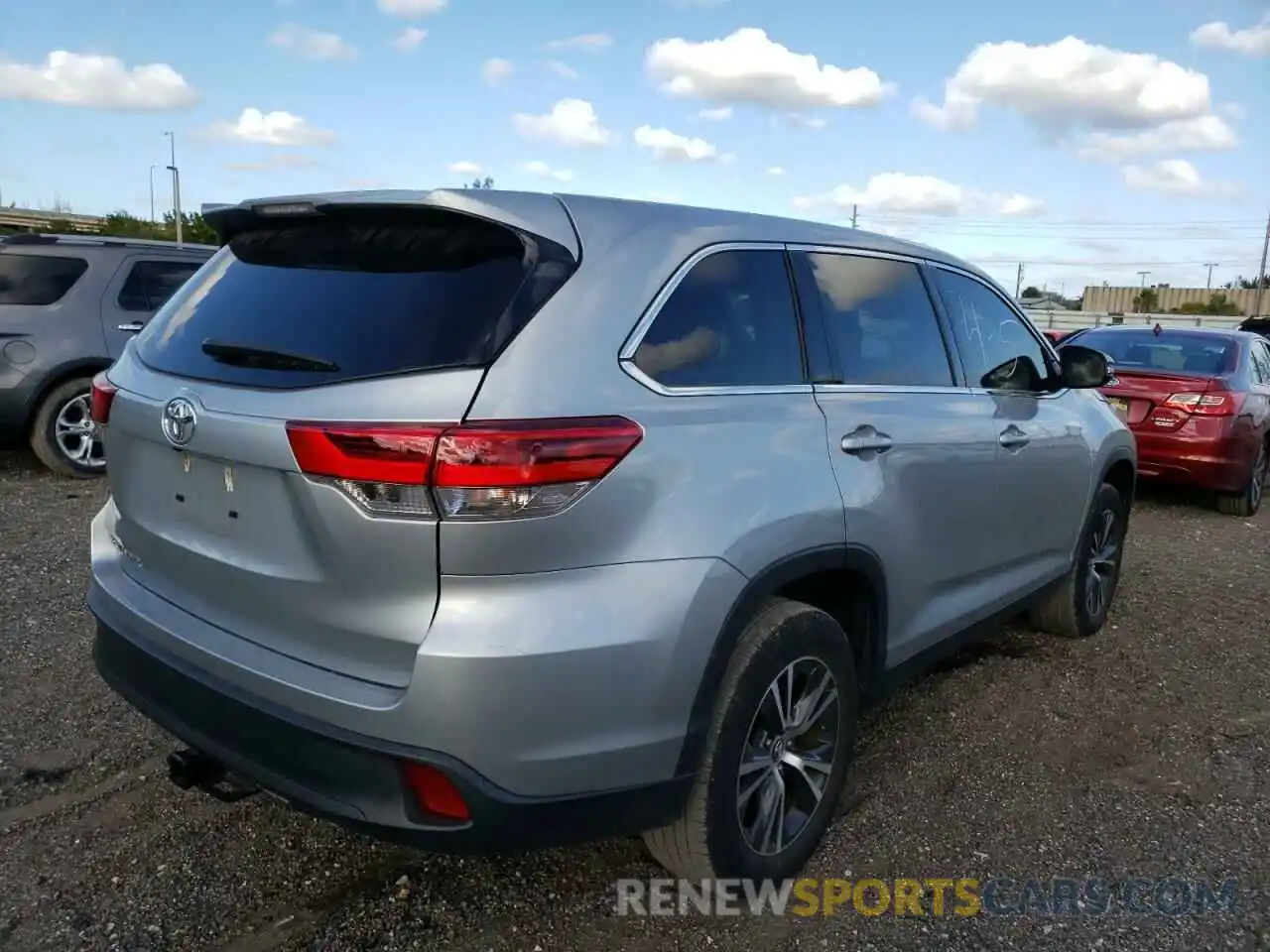 4 Photograph of a damaged car 5TDZARFH2KS059444 TOYOTA HIGHLANDER 2019