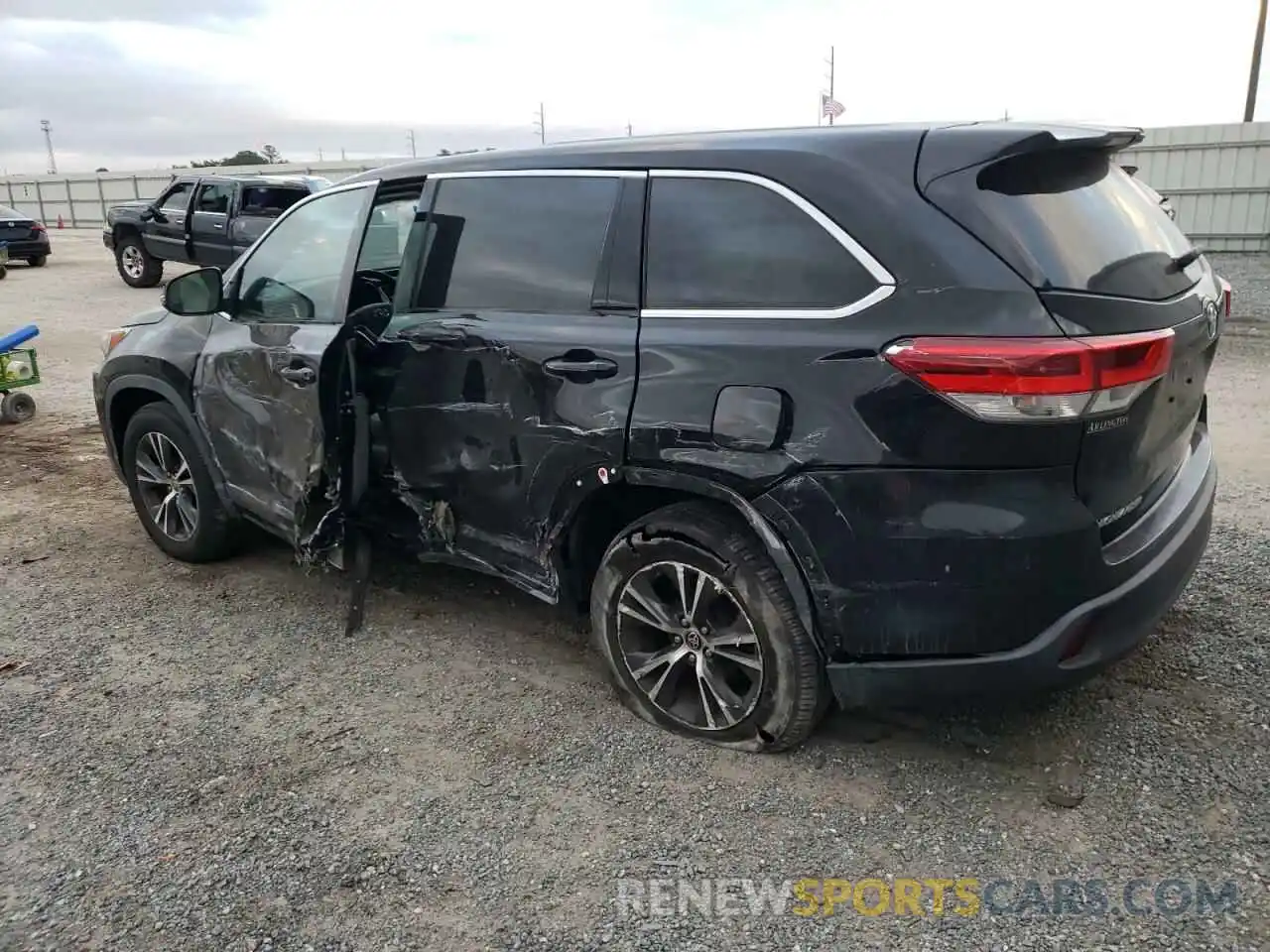 2 Photograph of a damaged car 5TDZARFH2KS060805 TOYOTA HIGHLANDER 2019