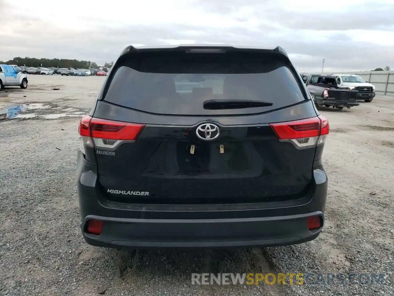 6 Photograph of a damaged car 5TDZARFH2KS060805 TOYOTA HIGHLANDER 2019