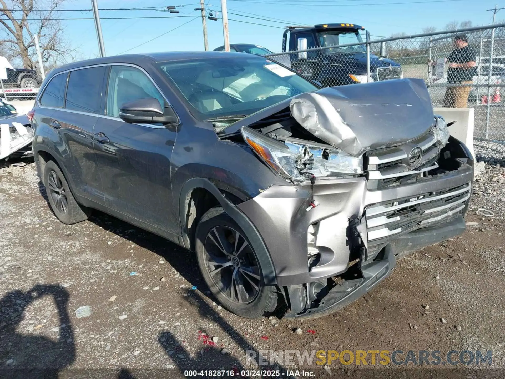 1 Photograph of a damaged car 5TDZARFH3KS042684 TOYOTA HIGHLANDER 2019