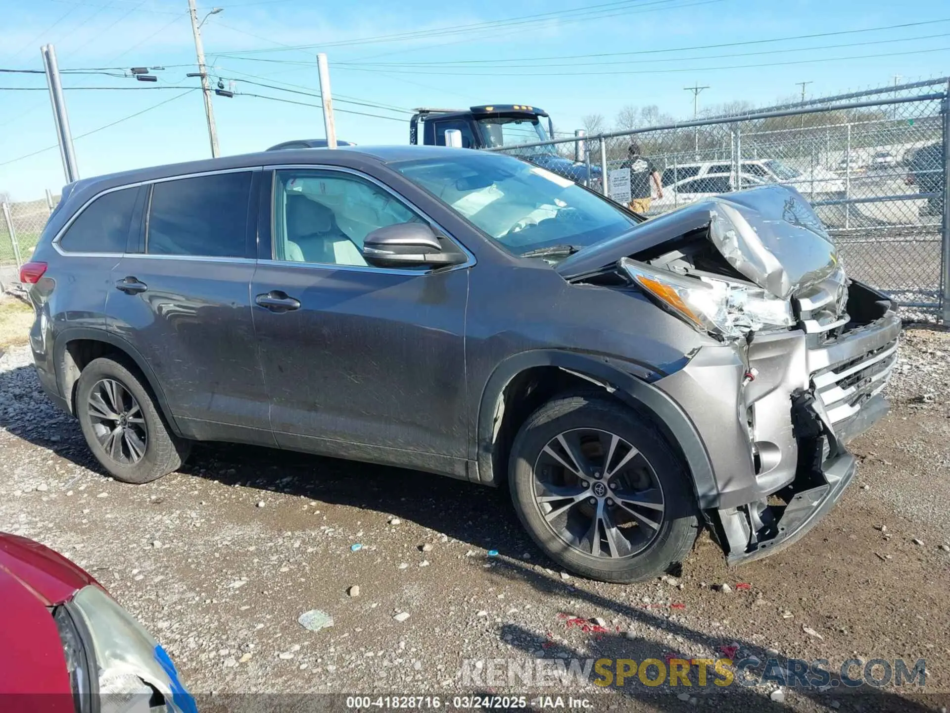 13 Photograph of a damaged car 5TDZARFH3KS042684 TOYOTA HIGHLANDER 2019