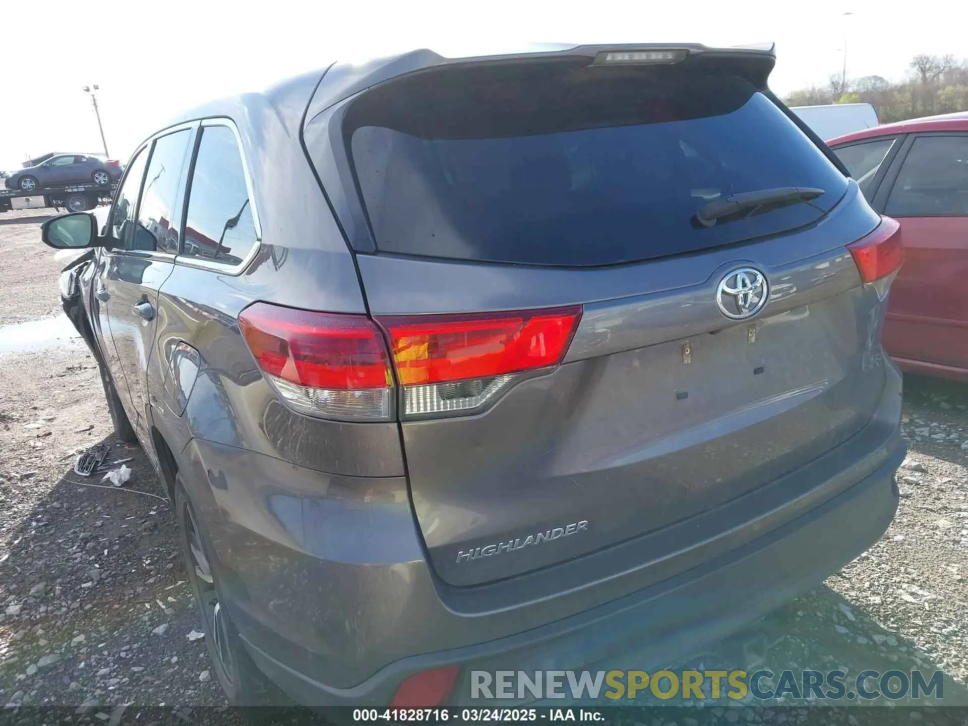 3 Photograph of a damaged car 5TDZARFH3KS042684 TOYOTA HIGHLANDER 2019