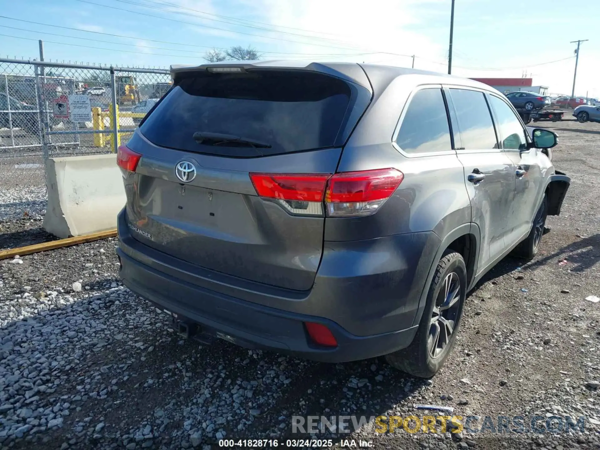 4 Photograph of a damaged car 5TDZARFH3KS042684 TOYOTA HIGHLANDER 2019