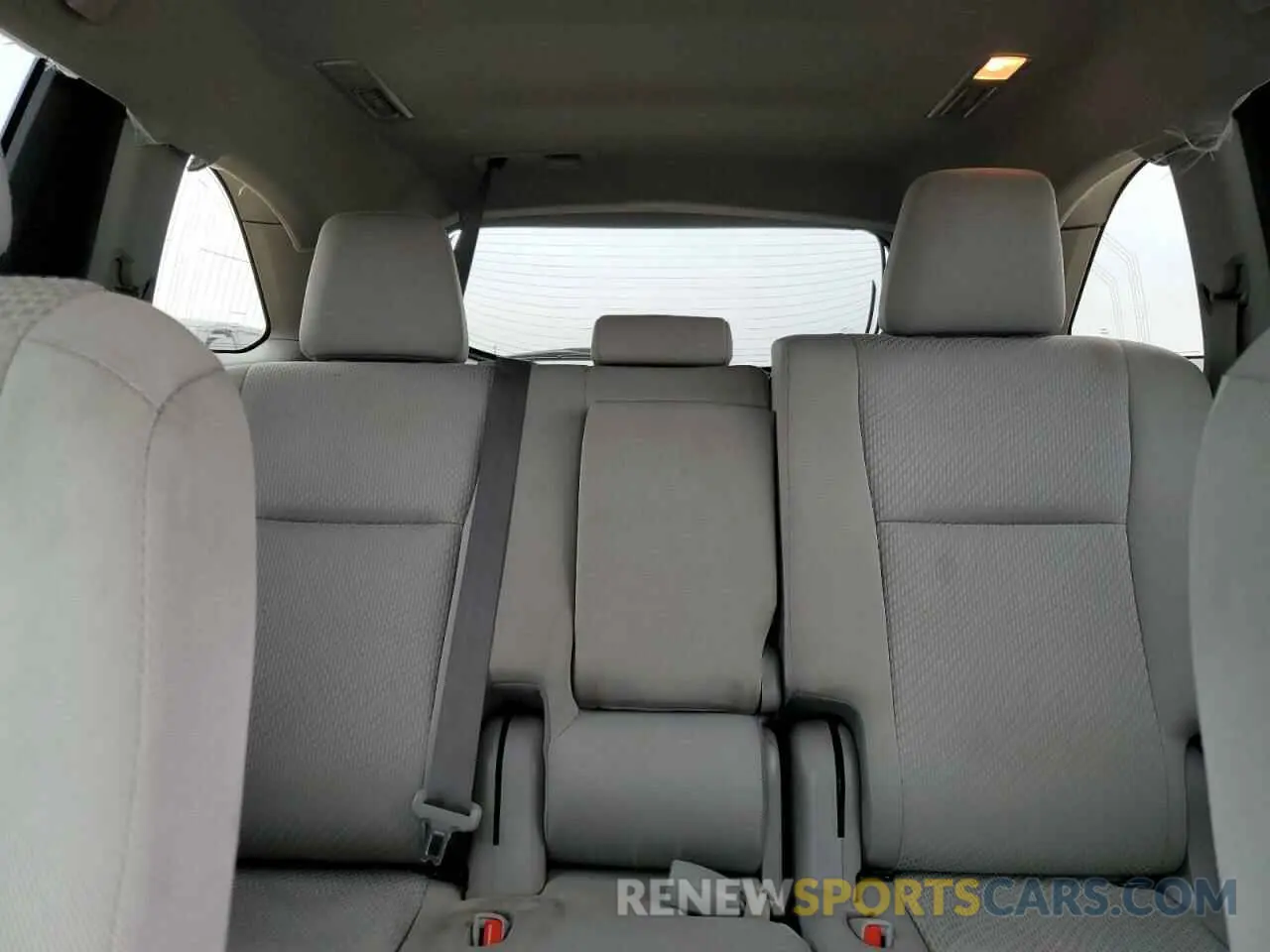 10 Photograph of a damaged car 5TDZARFH3KS042989 TOYOTA HIGHLANDER 2019
