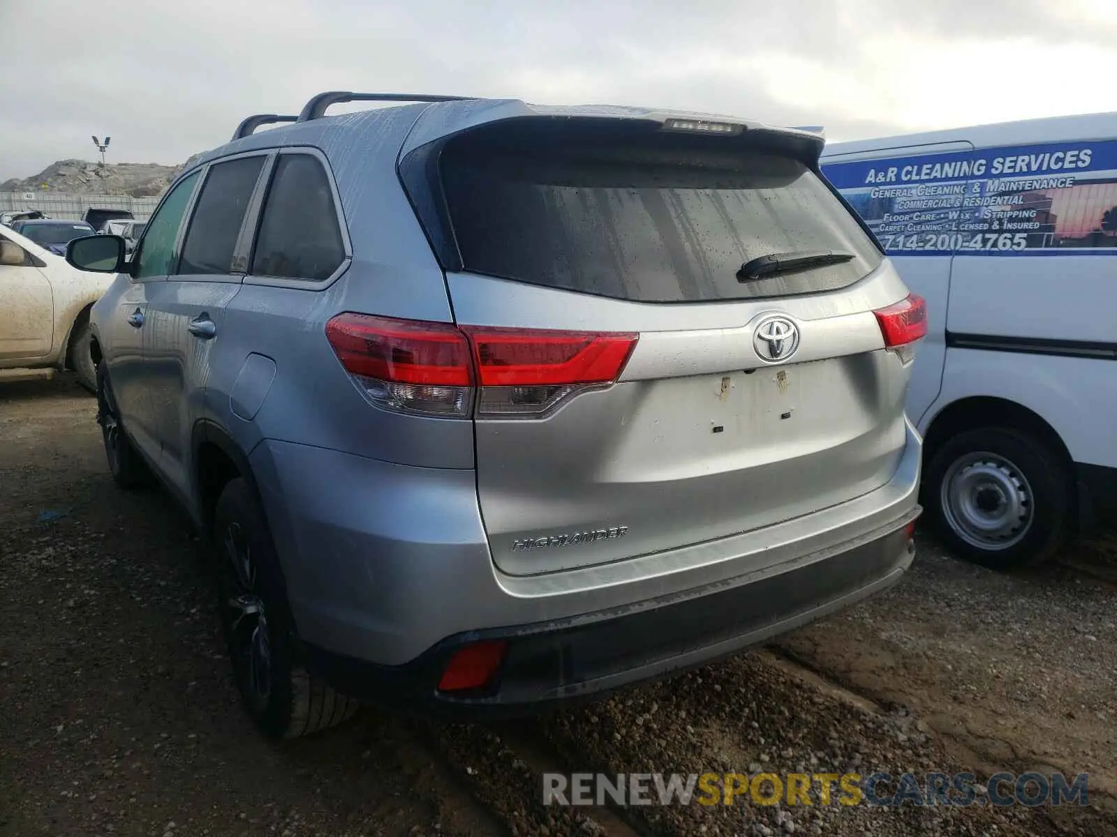 3 Photograph of a damaged car 5TDZARFH3KS043284 TOYOTA HIGHLANDER 2019