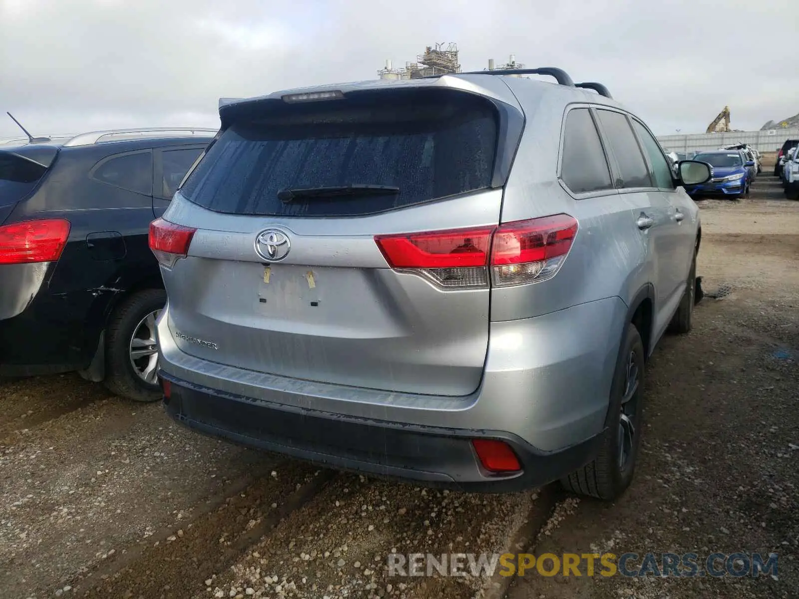 4 Photograph of a damaged car 5TDZARFH3KS043284 TOYOTA HIGHLANDER 2019
