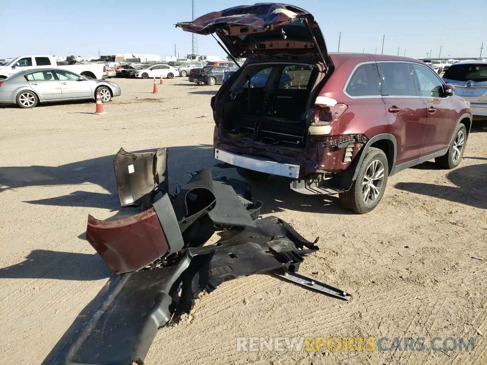 4 Photograph of a damaged car 5TDZARFH3KS044497 TOYOTA HIGHLANDER 2019