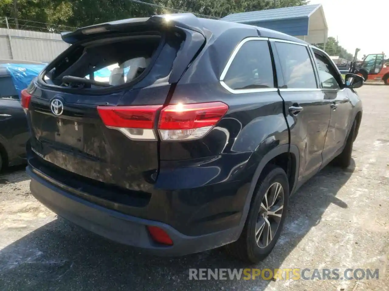 4 Photograph of a damaged car 5TDZARFH3KS045097 TOYOTA HIGHLANDER 2019