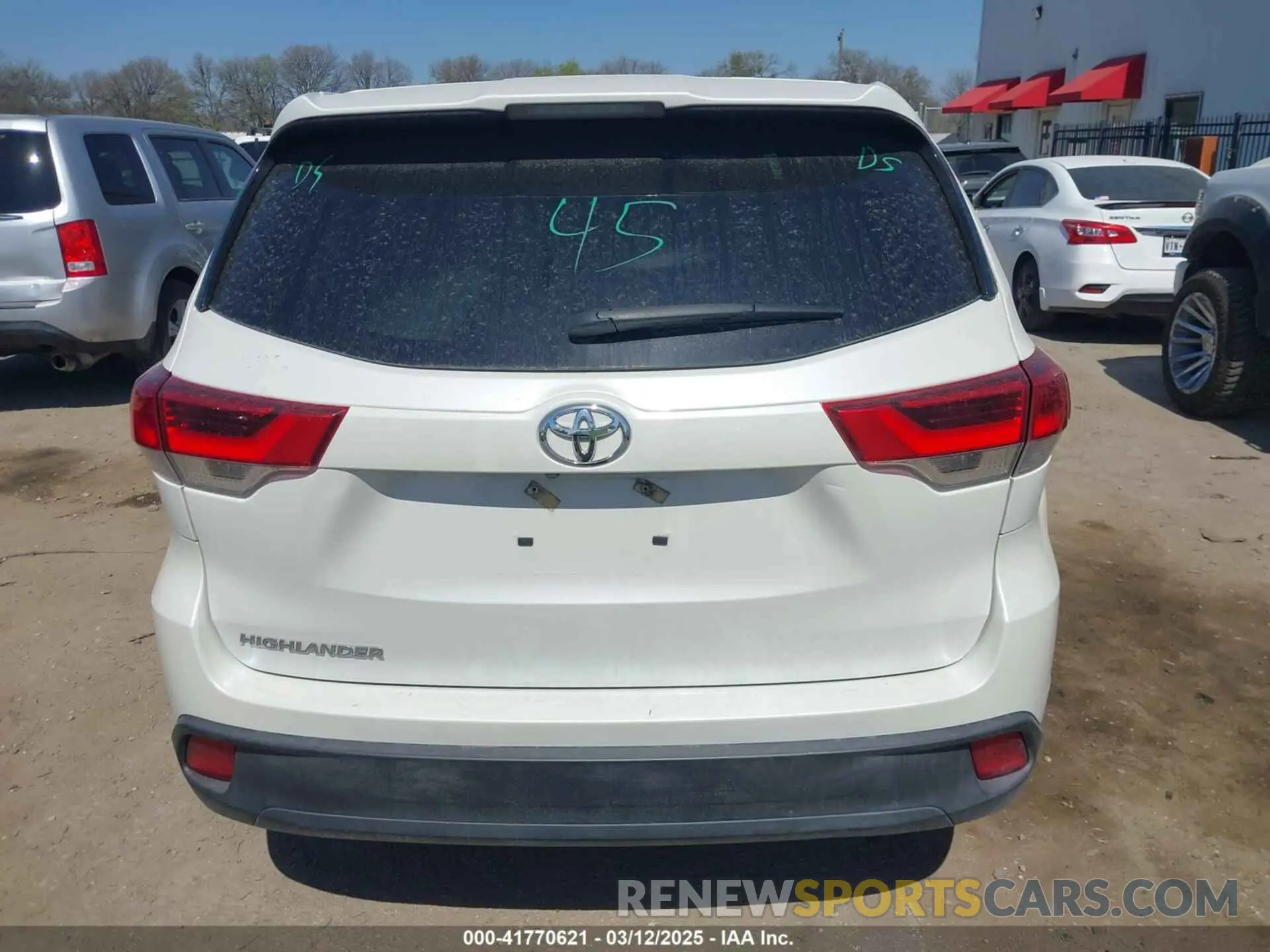 17 Photograph of a damaged car 5TDZARFH3KS047612 TOYOTA HIGHLANDER 2019