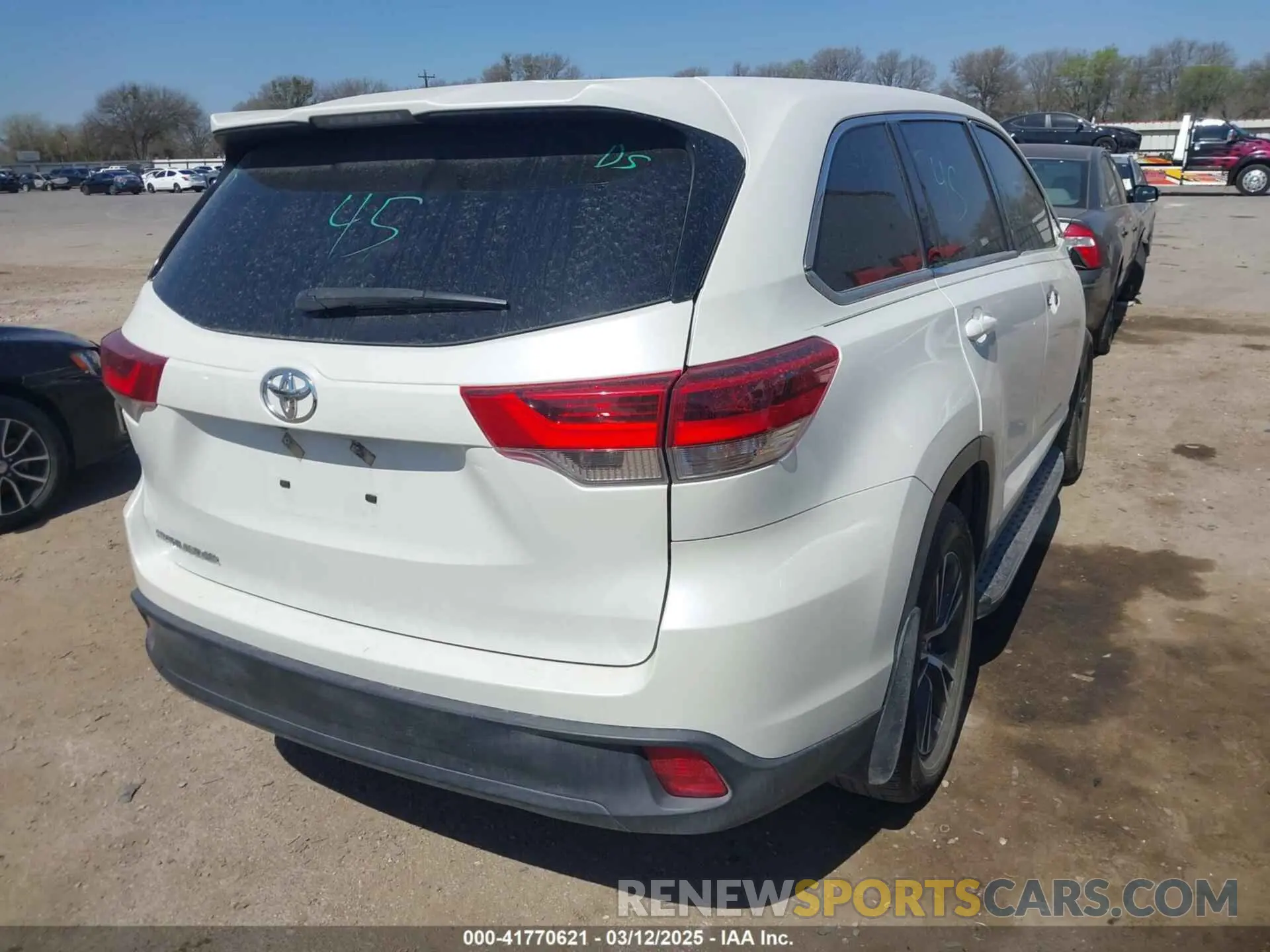 4 Photograph of a damaged car 5TDZARFH3KS047612 TOYOTA HIGHLANDER 2019