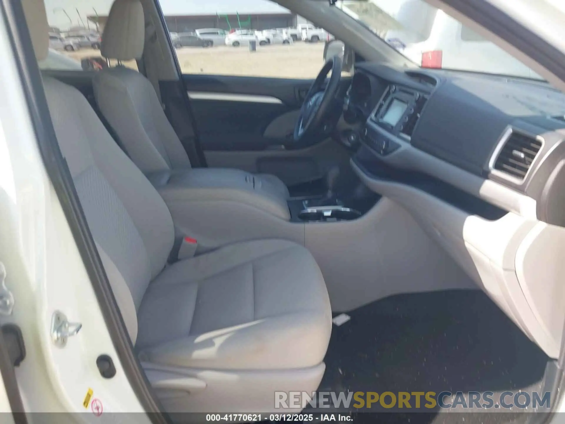 5 Photograph of a damaged car 5TDZARFH3KS047612 TOYOTA HIGHLANDER 2019