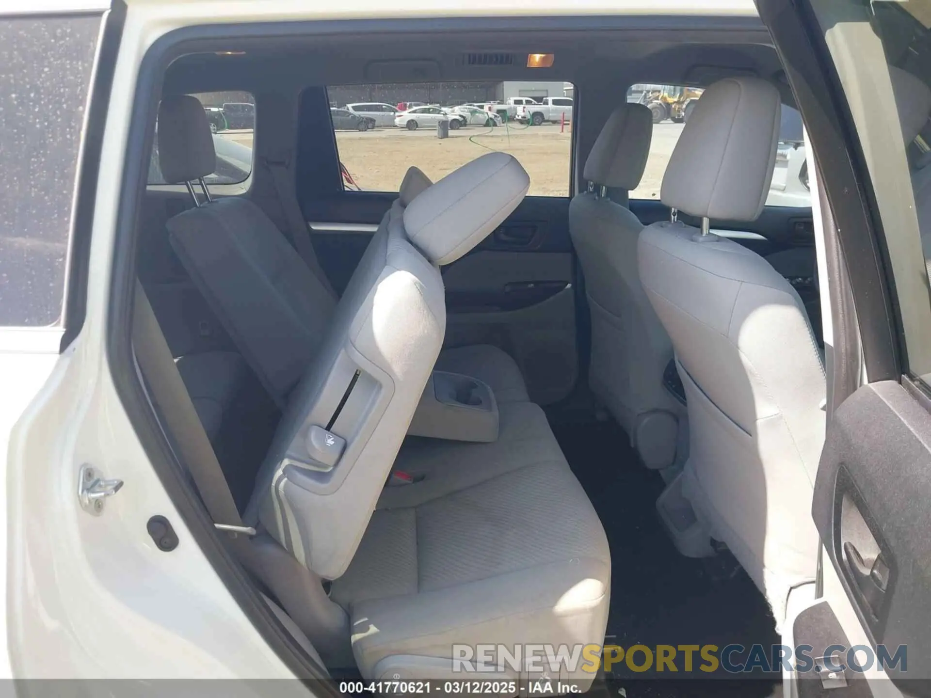 8 Photograph of a damaged car 5TDZARFH3KS047612 TOYOTA HIGHLANDER 2019