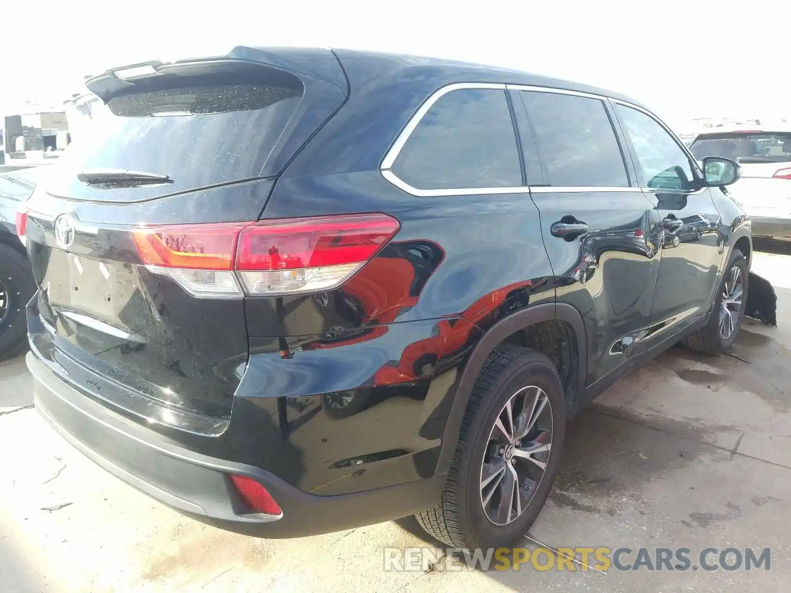 4 Photograph of a damaged car 5TDZARFH3KS047951 TOYOTA HIGHLANDER 2019