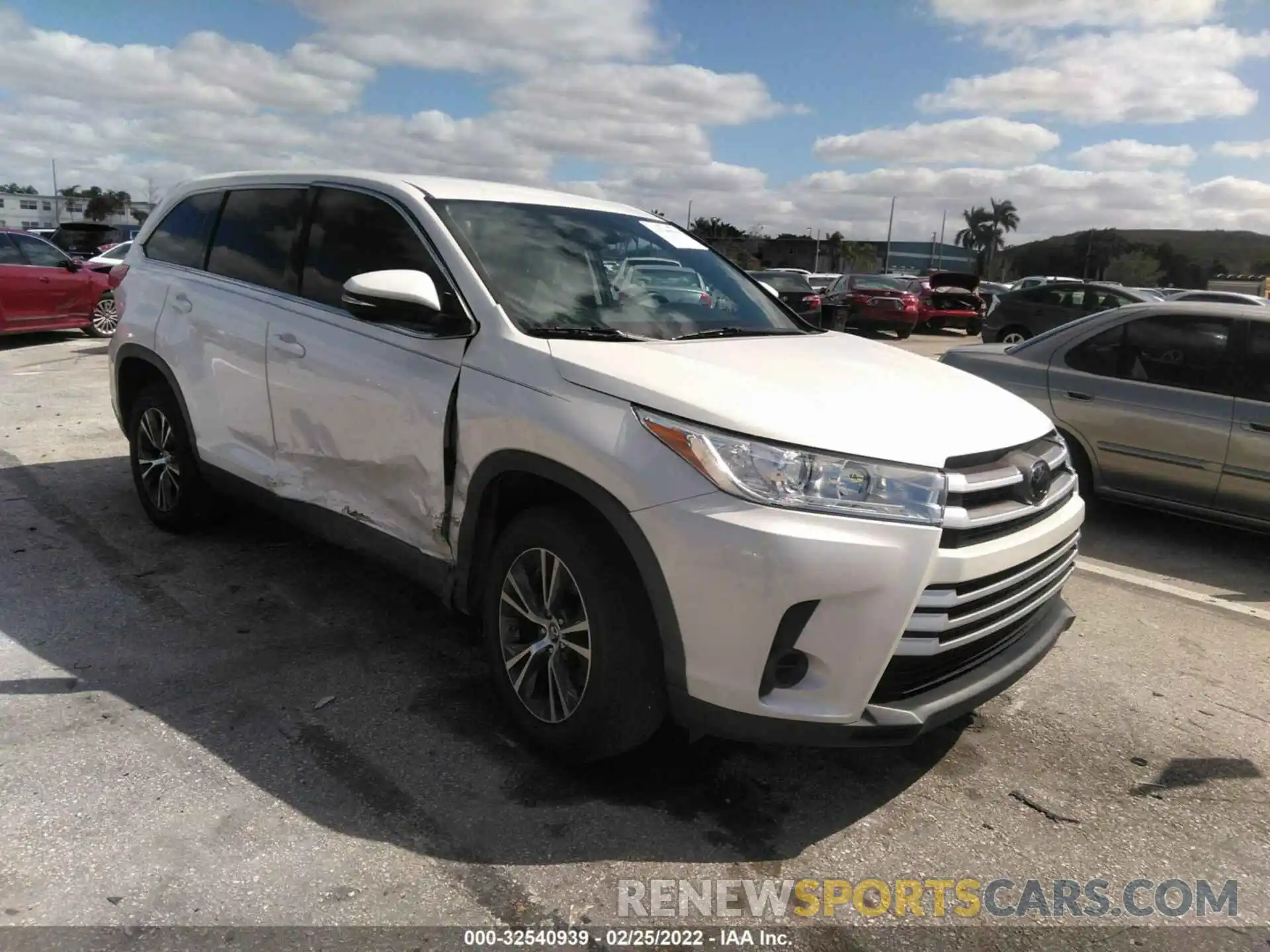 1 Photograph of a damaged car 5TDZARFH3KS048341 TOYOTA HIGHLANDER 2019