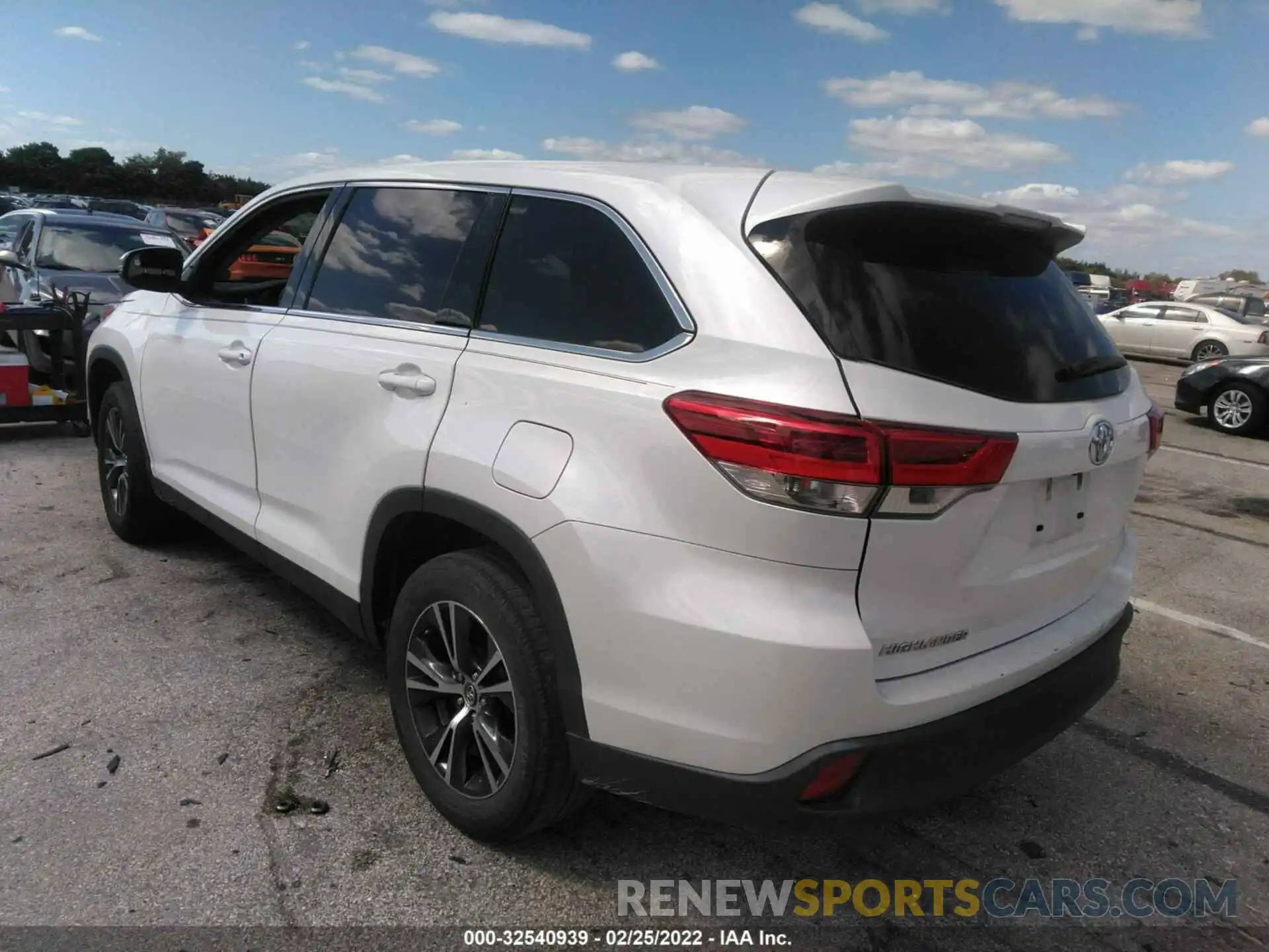 3 Photograph of a damaged car 5TDZARFH3KS048341 TOYOTA HIGHLANDER 2019