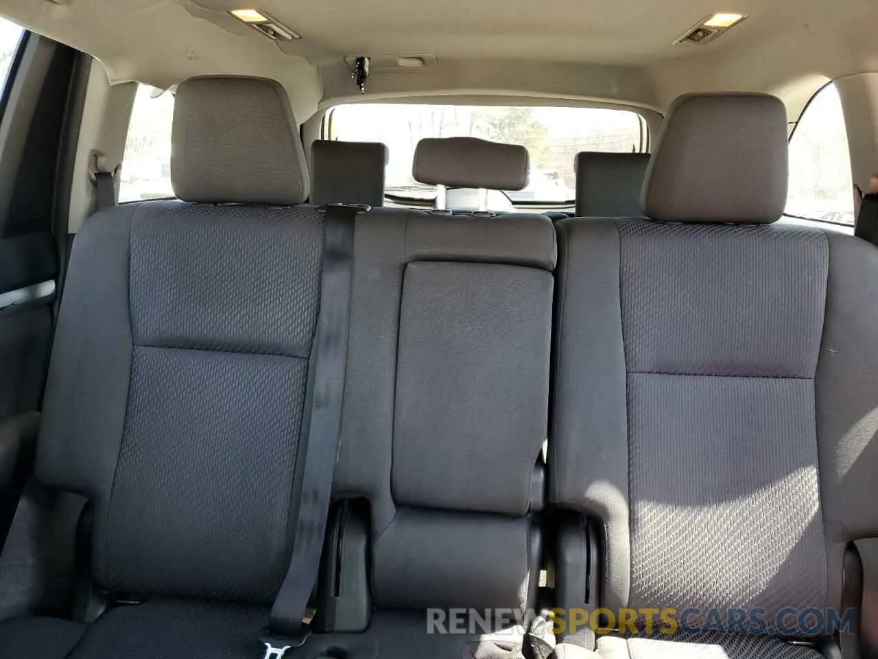 10 Photograph of a damaged car 5TDZARFH3KS049540 TOYOTA HIGHLANDER 2019