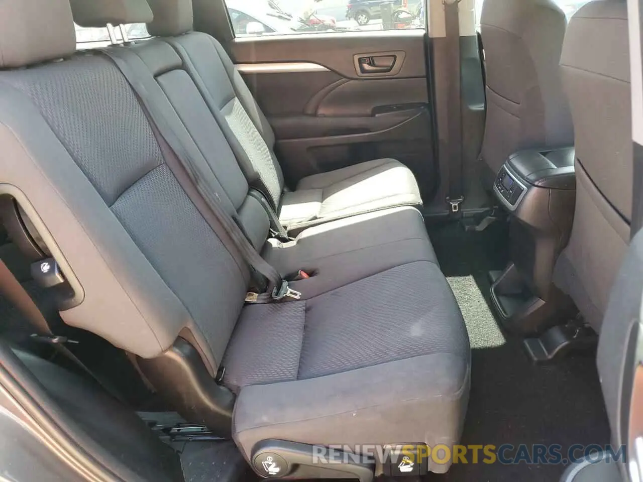 11 Photograph of a damaged car 5TDZARFH3KS049540 TOYOTA HIGHLANDER 2019