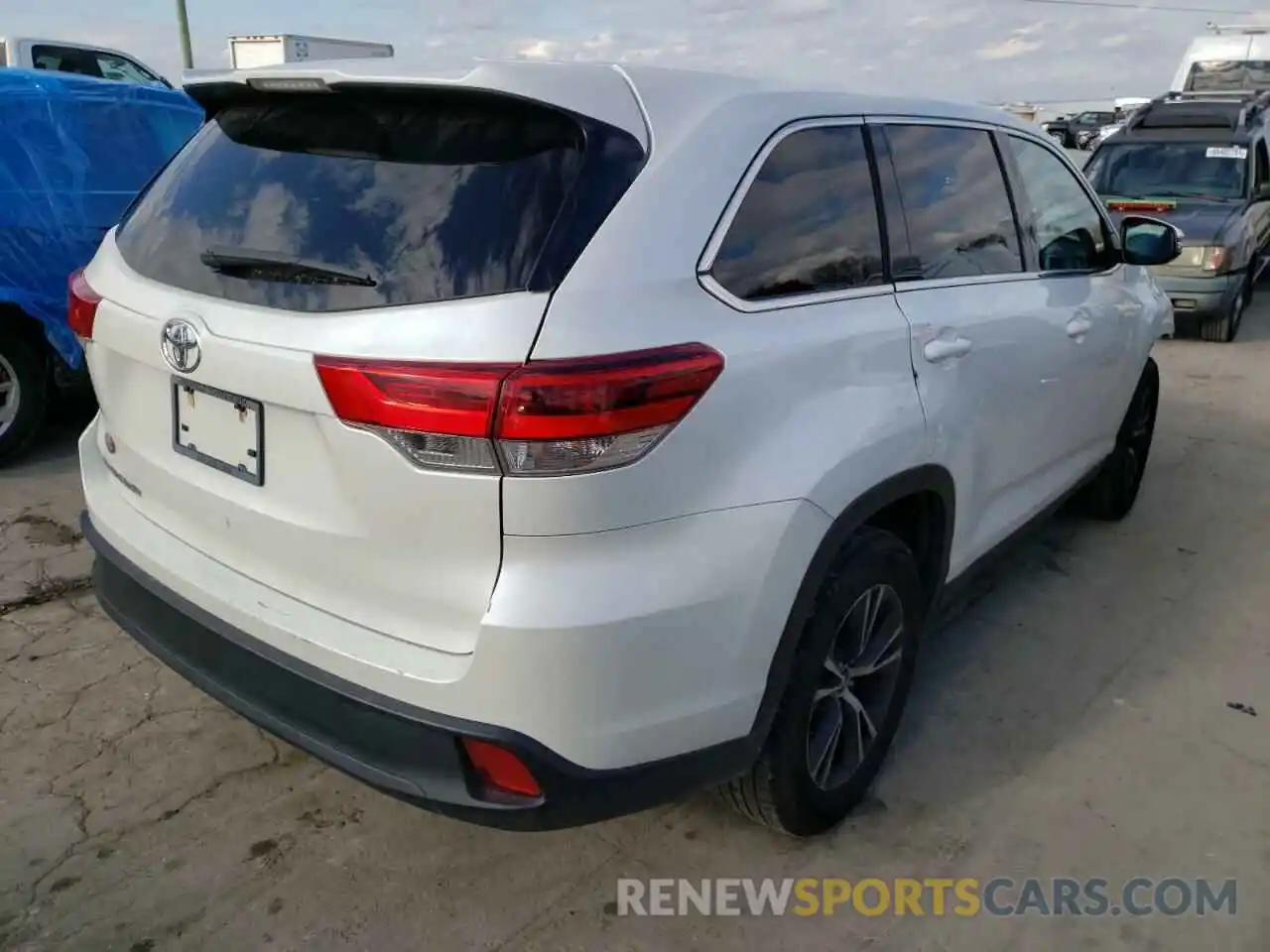 4 Photograph of a damaged car 5TDZARFH3KS050252 TOYOTA HIGHLANDER 2019