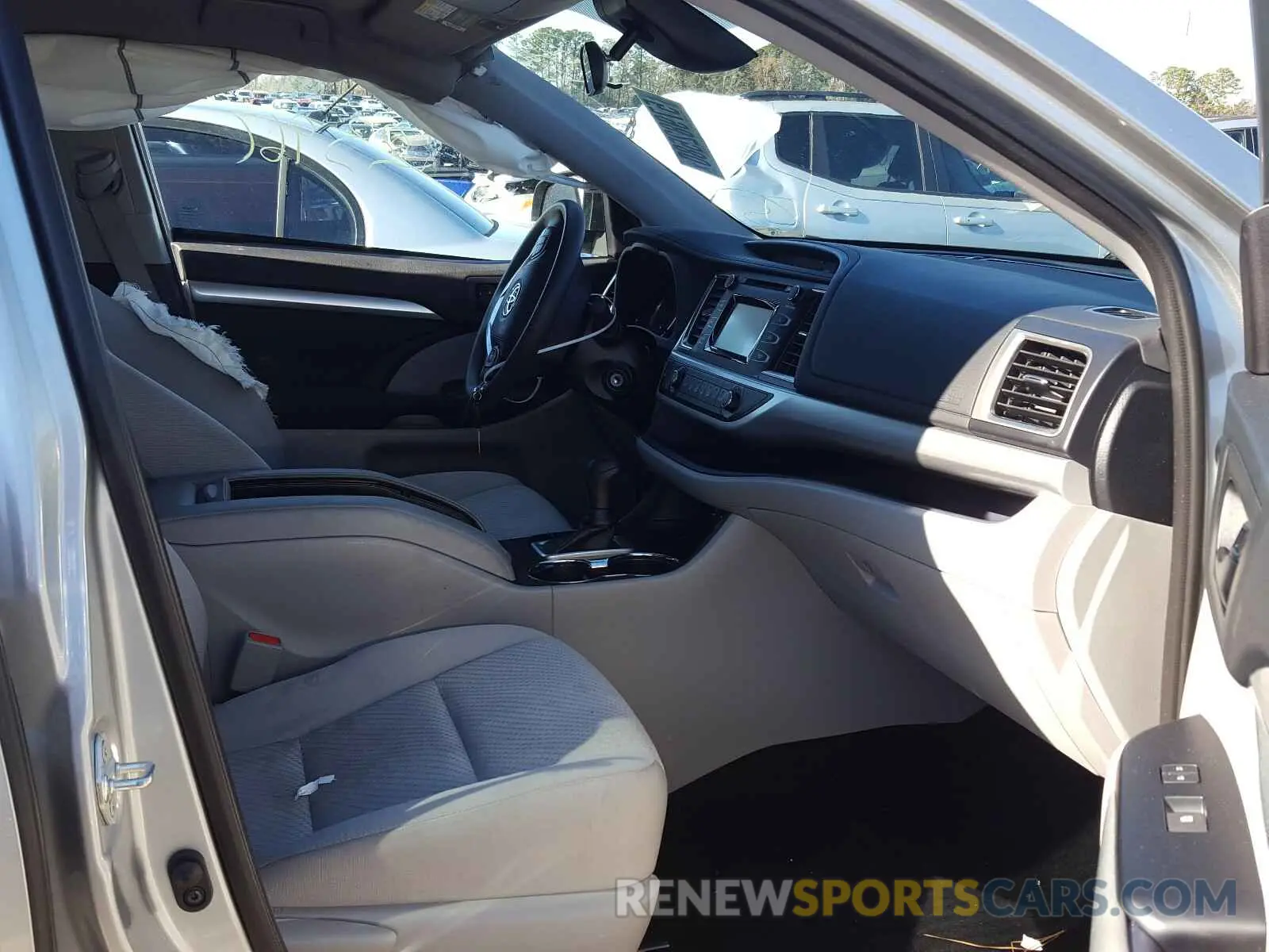 5 Photograph of a damaged car 5TDZARFH3KS050526 TOYOTA HIGHLANDER 2019