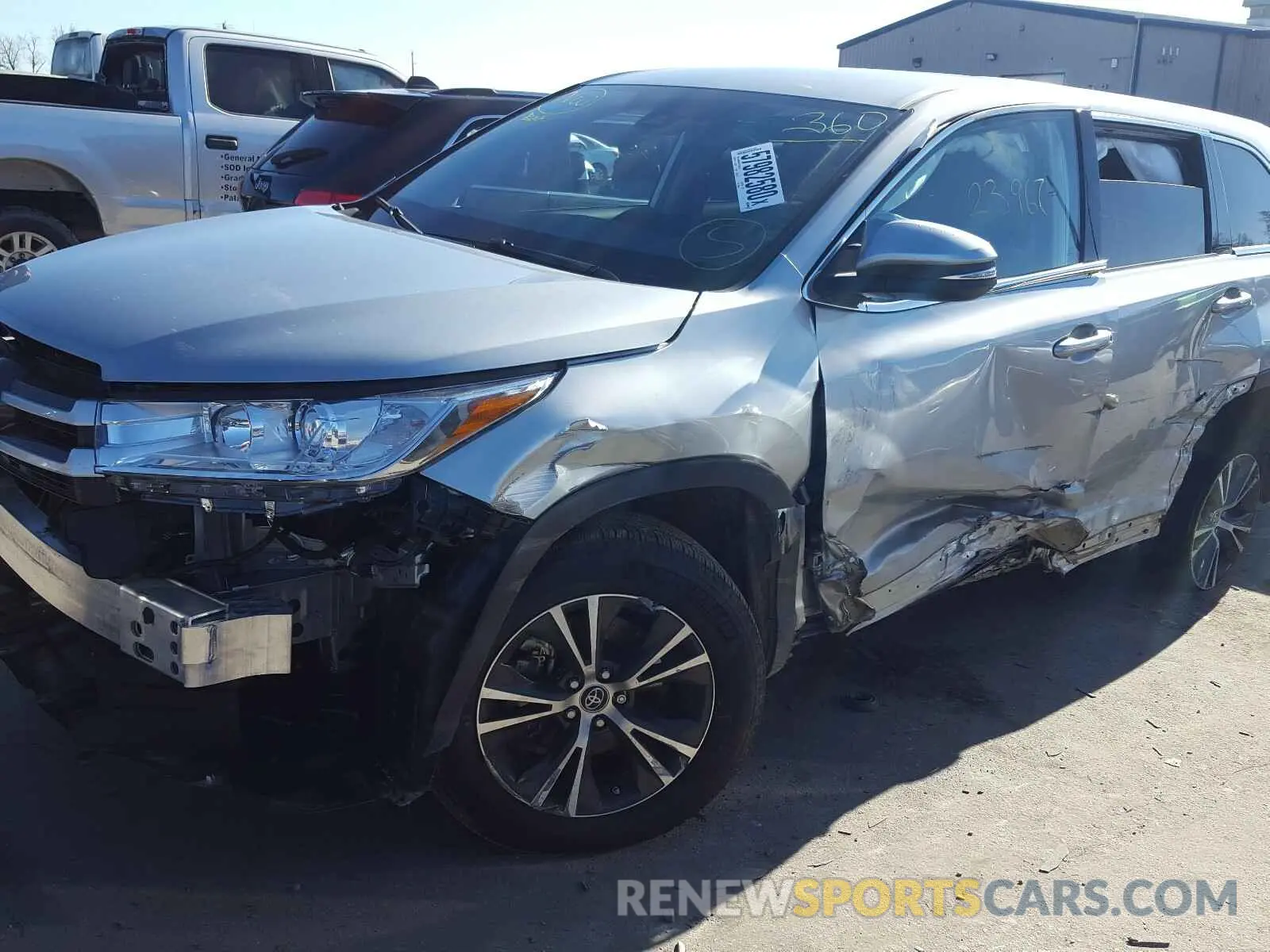 9 Photograph of a damaged car 5TDZARFH3KS050526 TOYOTA HIGHLANDER 2019