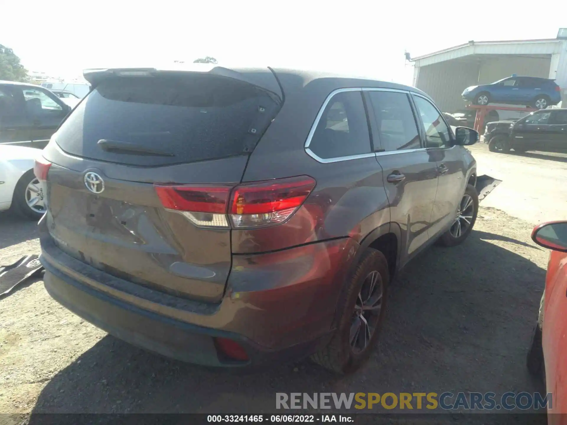 4 Photograph of a damaged car 5TDZARFH3KS050770 TOYOTA HIGHLANDER 2019