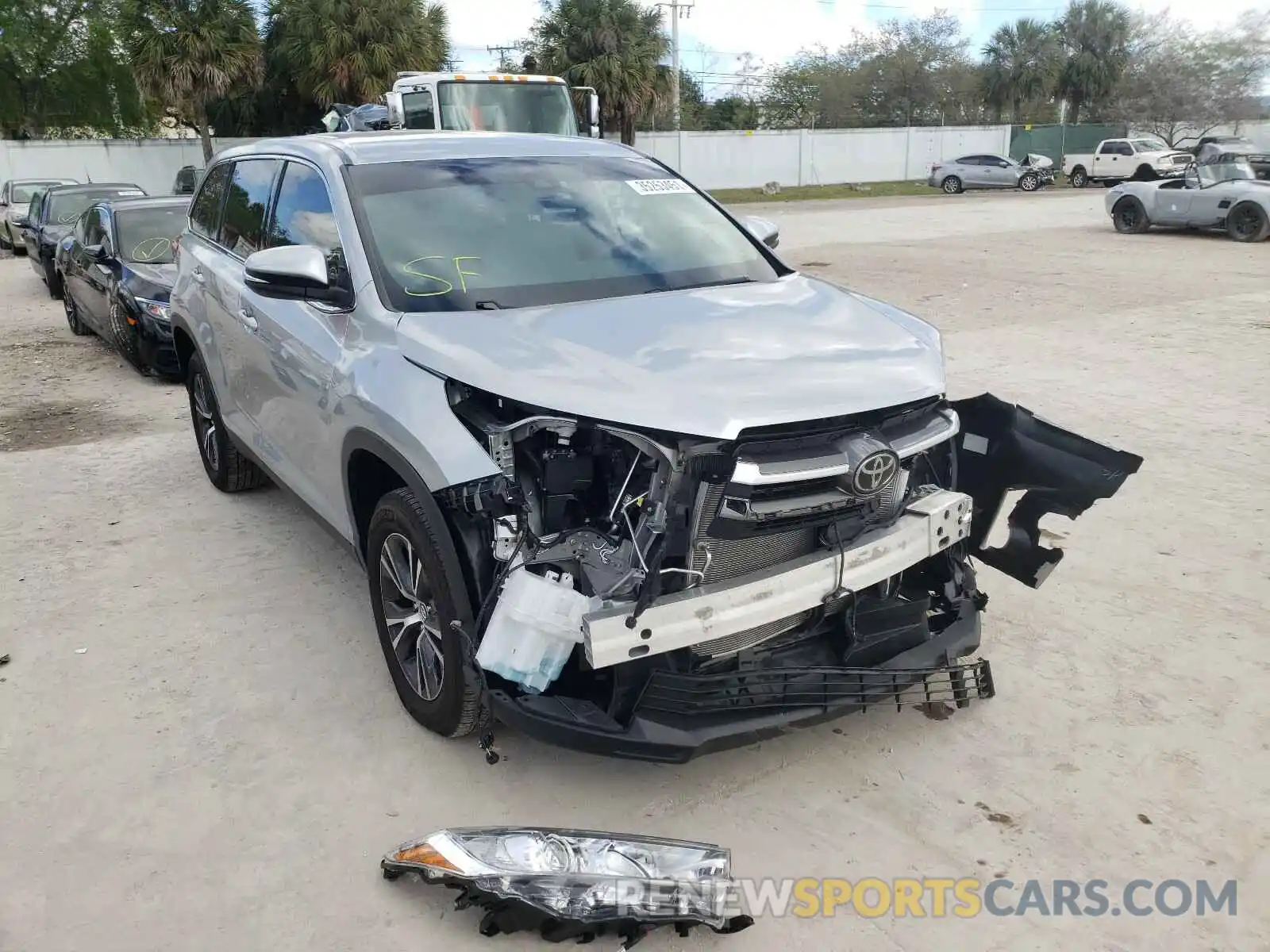 1 Photograph of a damaged car 5TDZARFH3KS051983 TOYOTA HIGHLANDER 2019