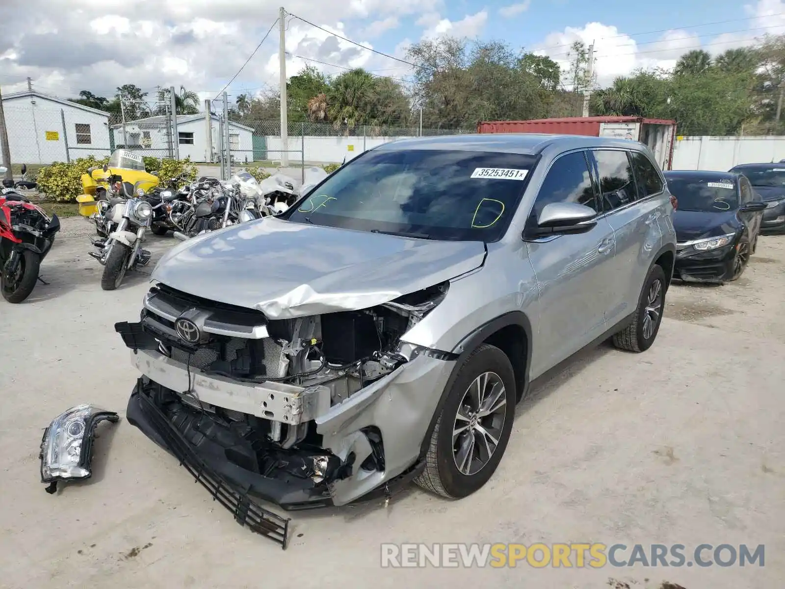 2 Photograph of a damaged car 5TDZARFH3KS051983 TOYOTA HIGHLANDER 2019