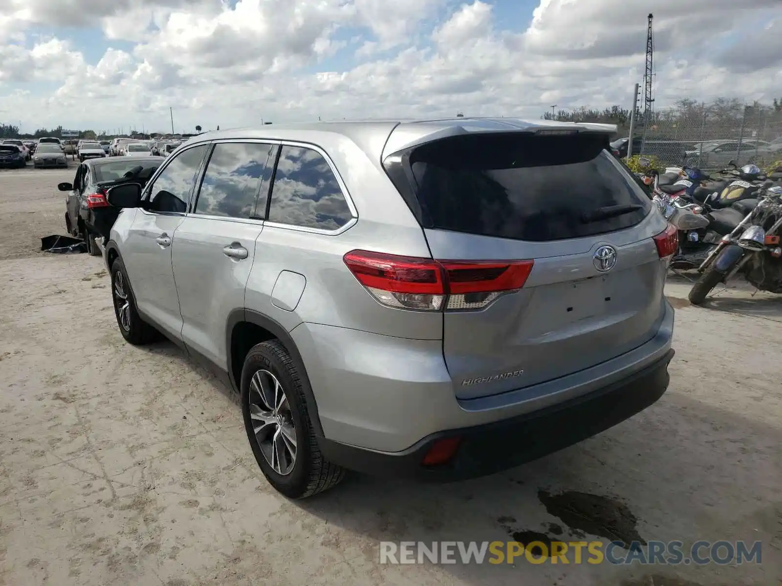 3 Photograph of a damaged car 5TDZARFH3KS051983 TOYOTA HIGHLANDER 2019