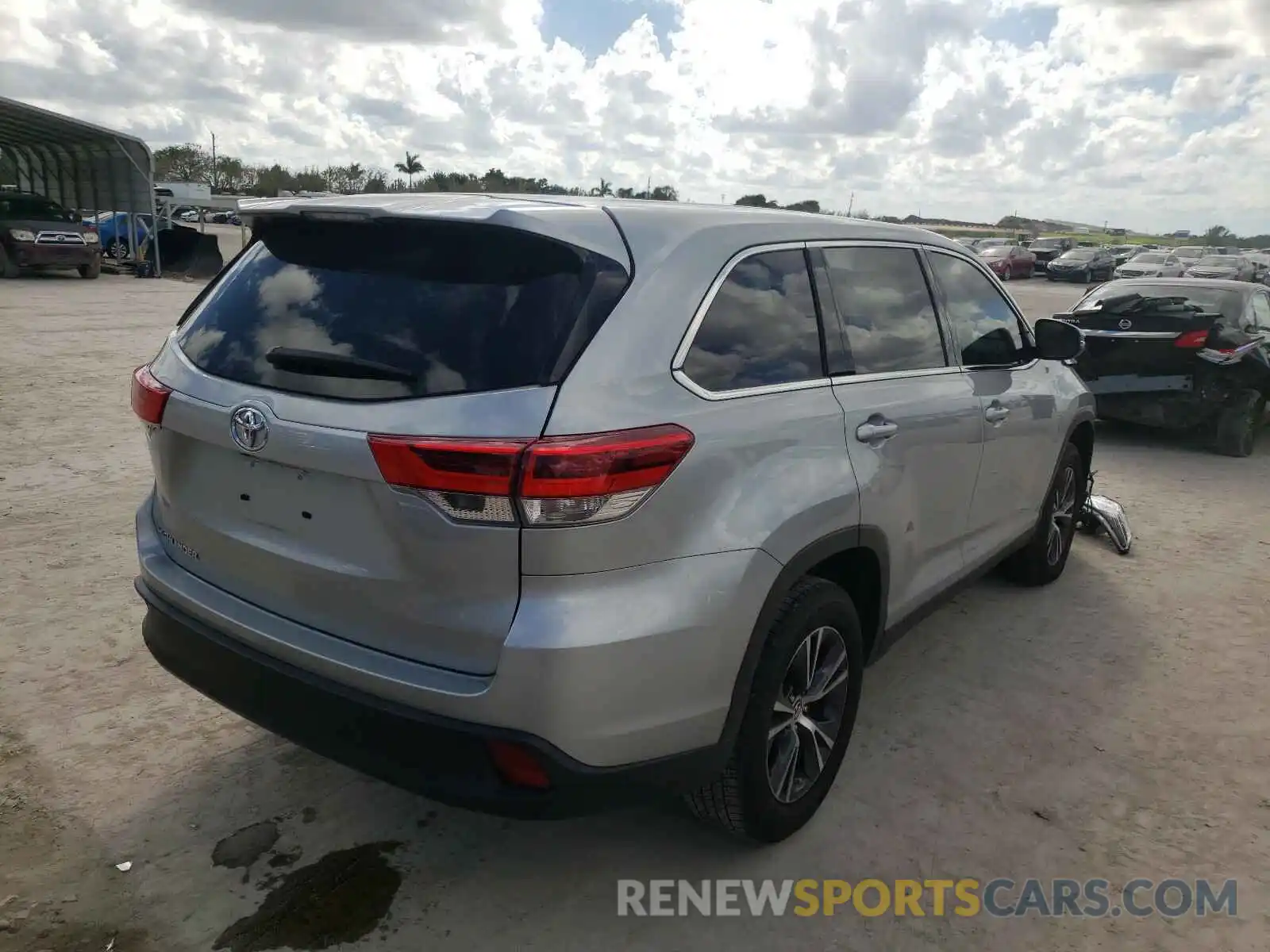 4 Photograph of a damaged car 5TDZARFH3KS051983 TOYOTA HIGHLANDER 2019