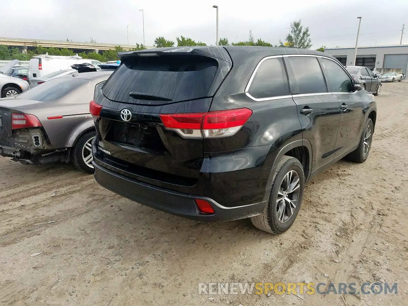 4 Photograph of a damaged car 5TDZARFH3KS053491 TOYOTA HIGHLANDER 2019