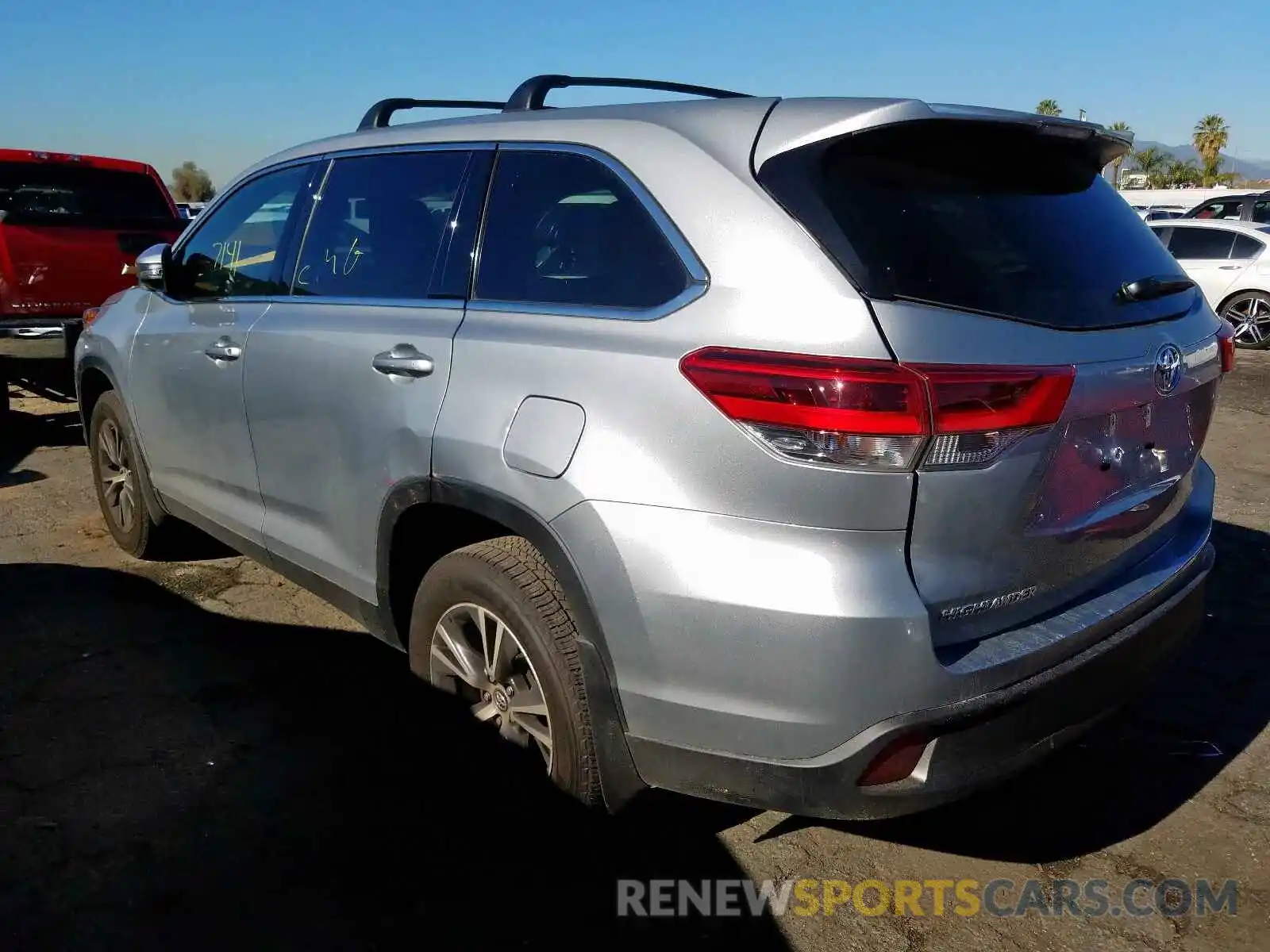 3 Photograph of a damaged car 5TDZARFH3KS056035 TOYOTA HIGHLANDER 2019