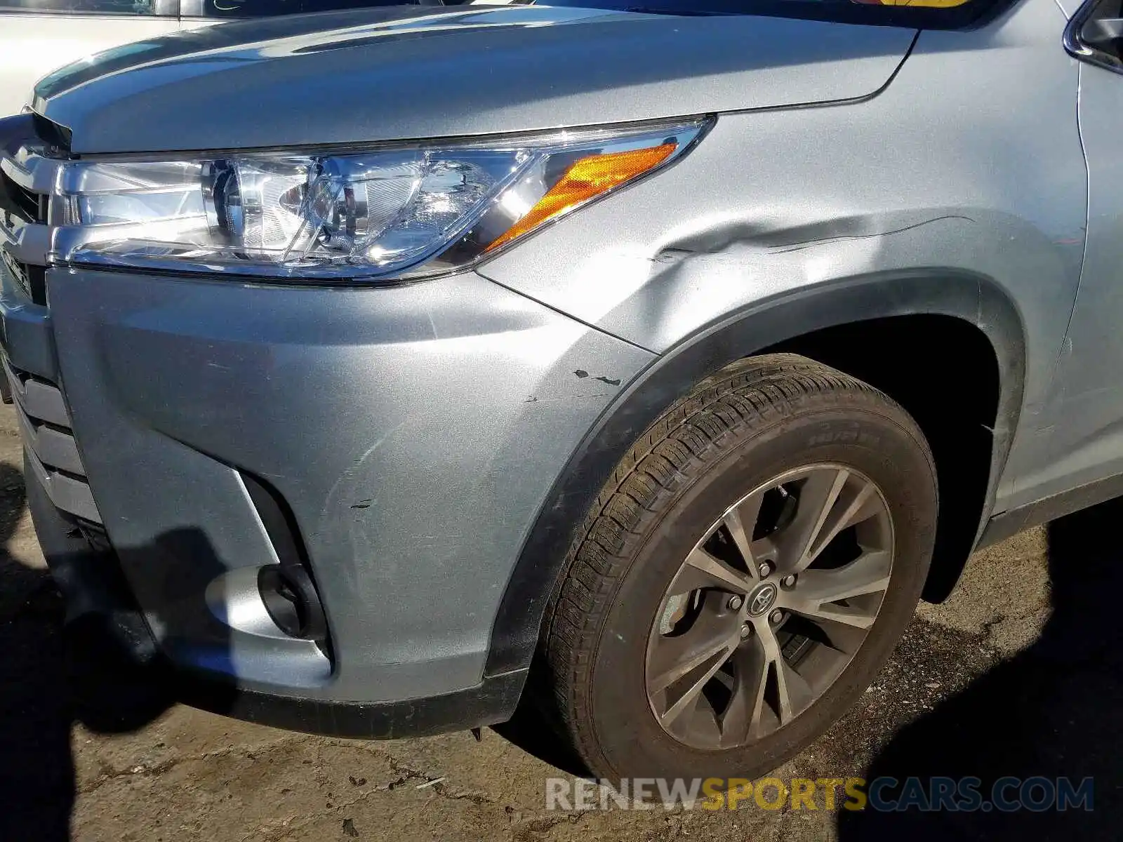 9 Photograph of a damaged car 5TDZARFH3KS056035 TOYOTA HIGHLANDER 2019