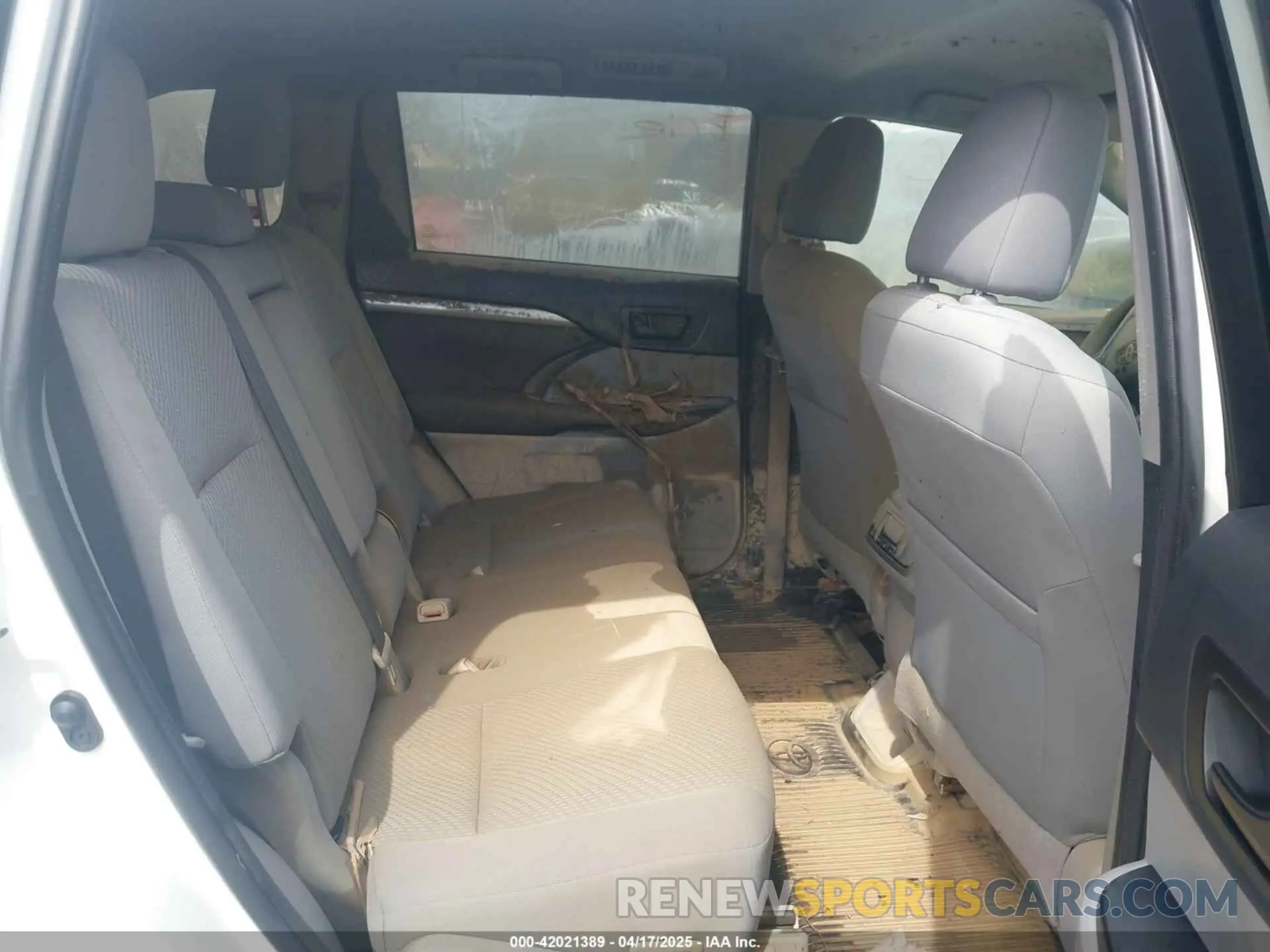 8 Photograph of a damaged car 5TDZARFH3KS057864 TOYOTA HIGHLANDER 2019