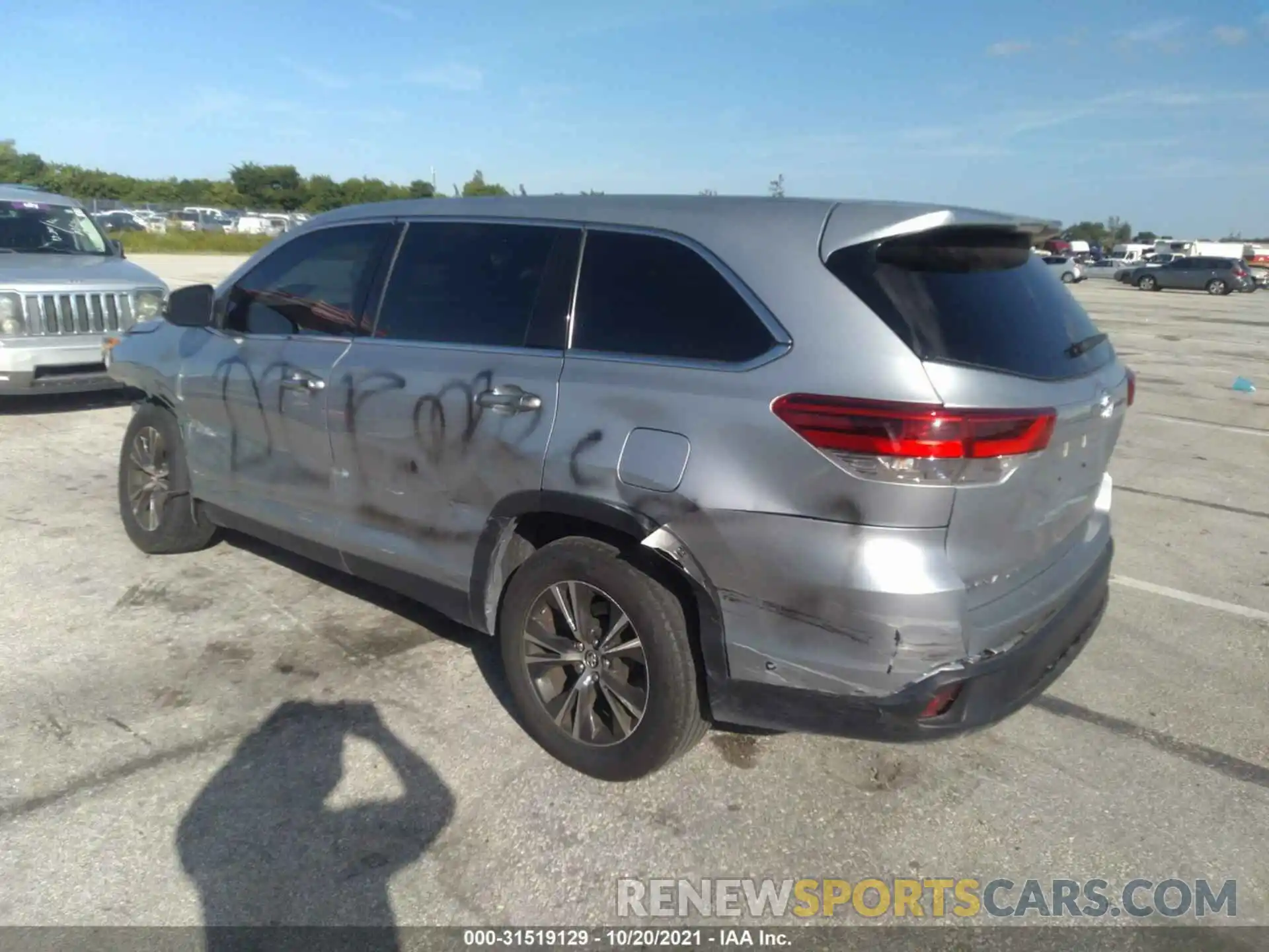 3 Photograph of a damaged car 5TDZARFH3KS059582 TOYOTA HIGHLANDER 2019